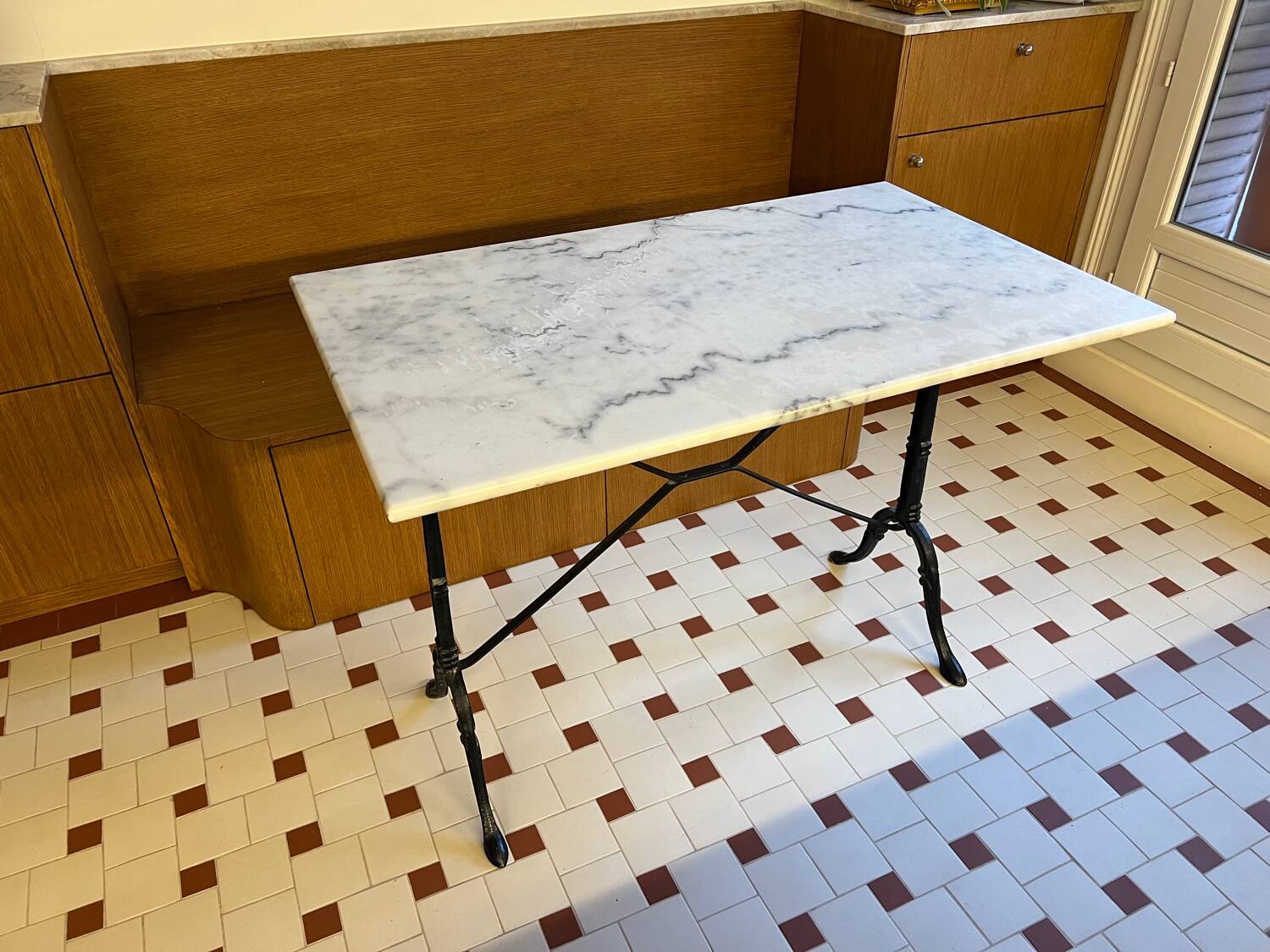 Bistro table in white marble