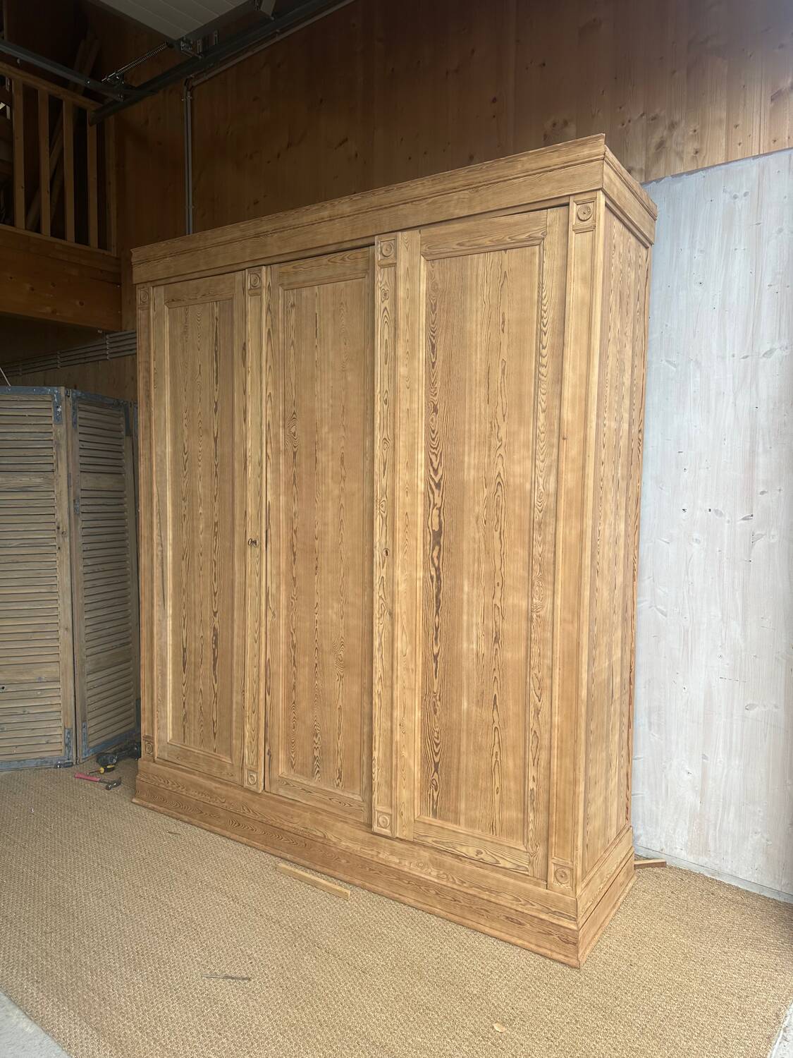 Armoire XXL en pitchpin massif - style Louis Philippe clair