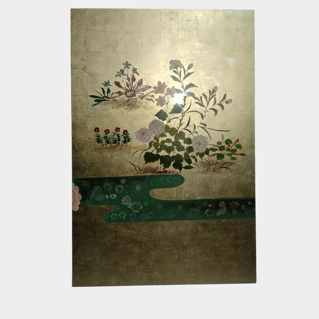 Triptyque de tableaux laqués style japonais représentant des fleurs sur fond or