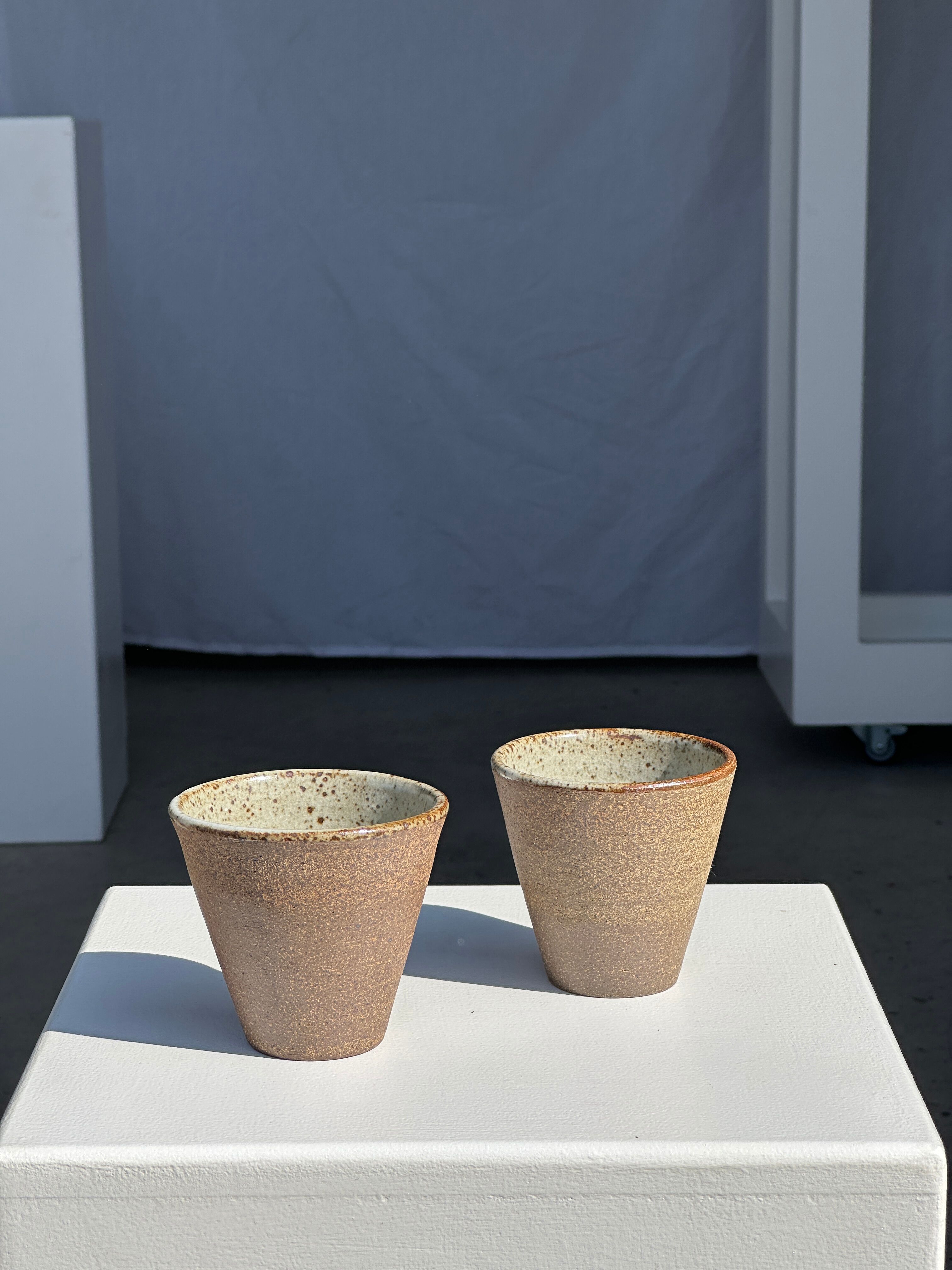 Lot de 2 tasses / mug en céramique indonésienne (mat brun)