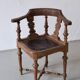 Fauteuil d'angle ancien sculpté avec assise en cuir