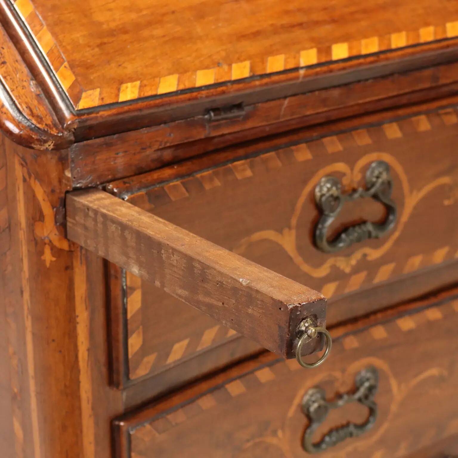 Antique baroque secretary cabinet with a drop-down front in walnut and maple, Italy, 18th century.