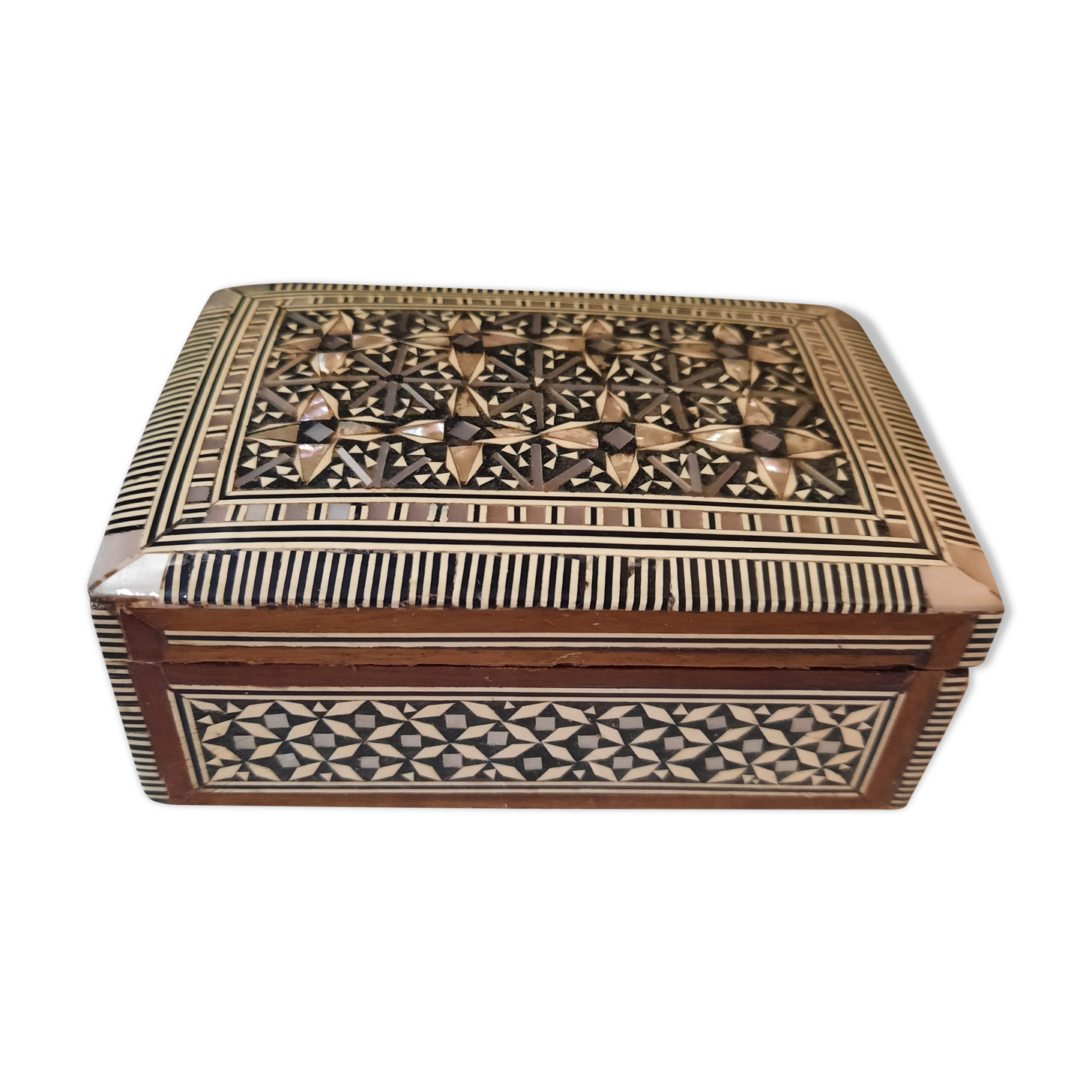 Oriental box in mother-of-pearl marquetry