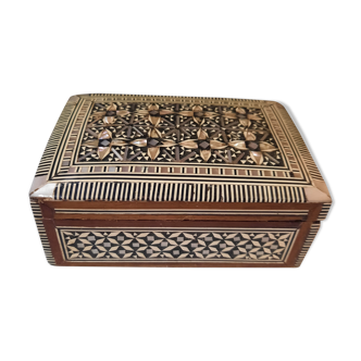 Oriental box in mother-of-pearl marquetry