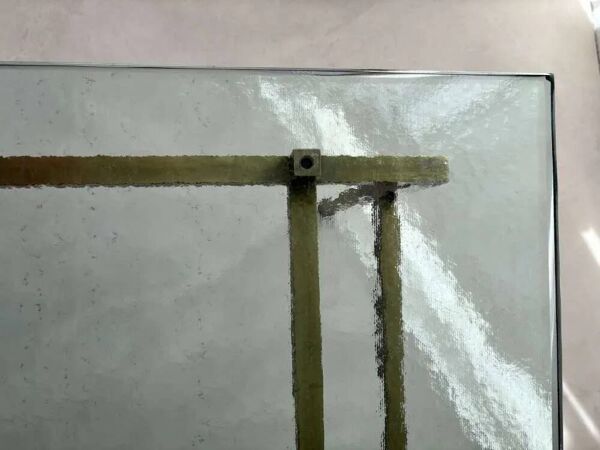 Table basse en laiton suédois avec un plateau en verre marbré des années 1960.