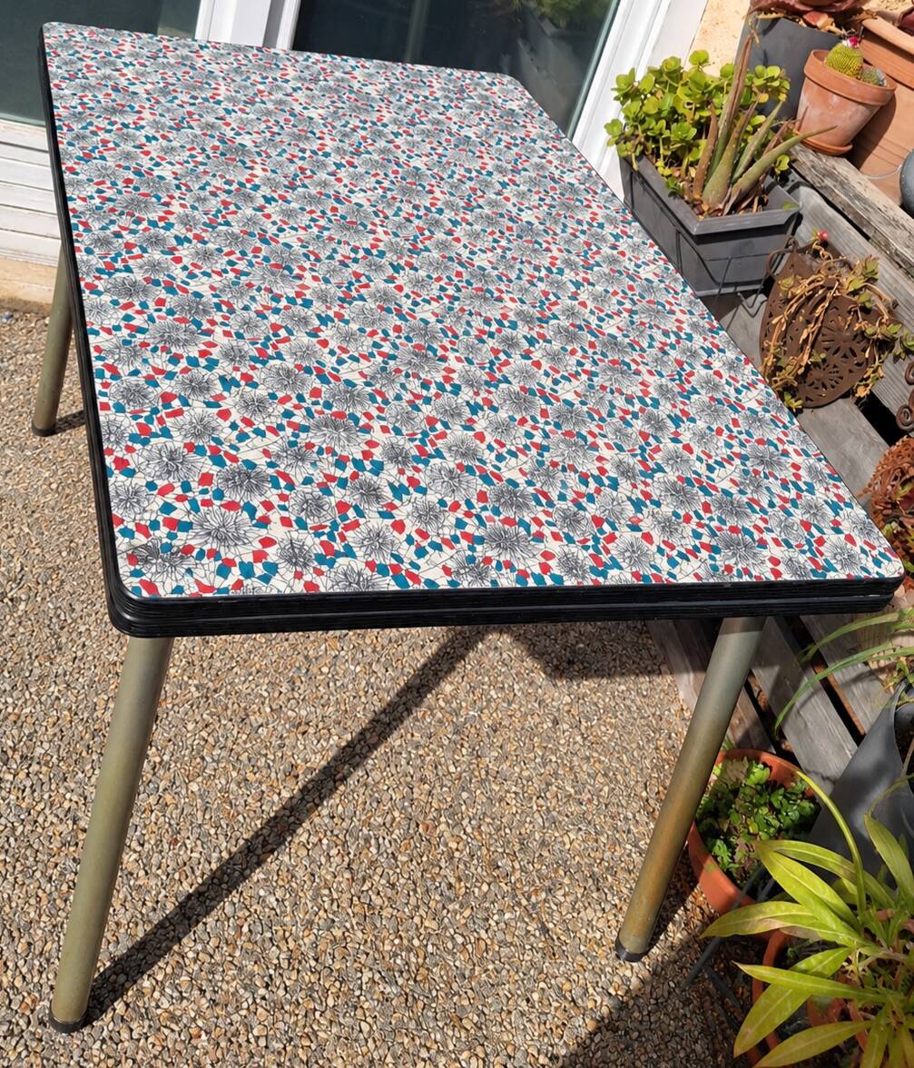 Formica extendable kitchen table