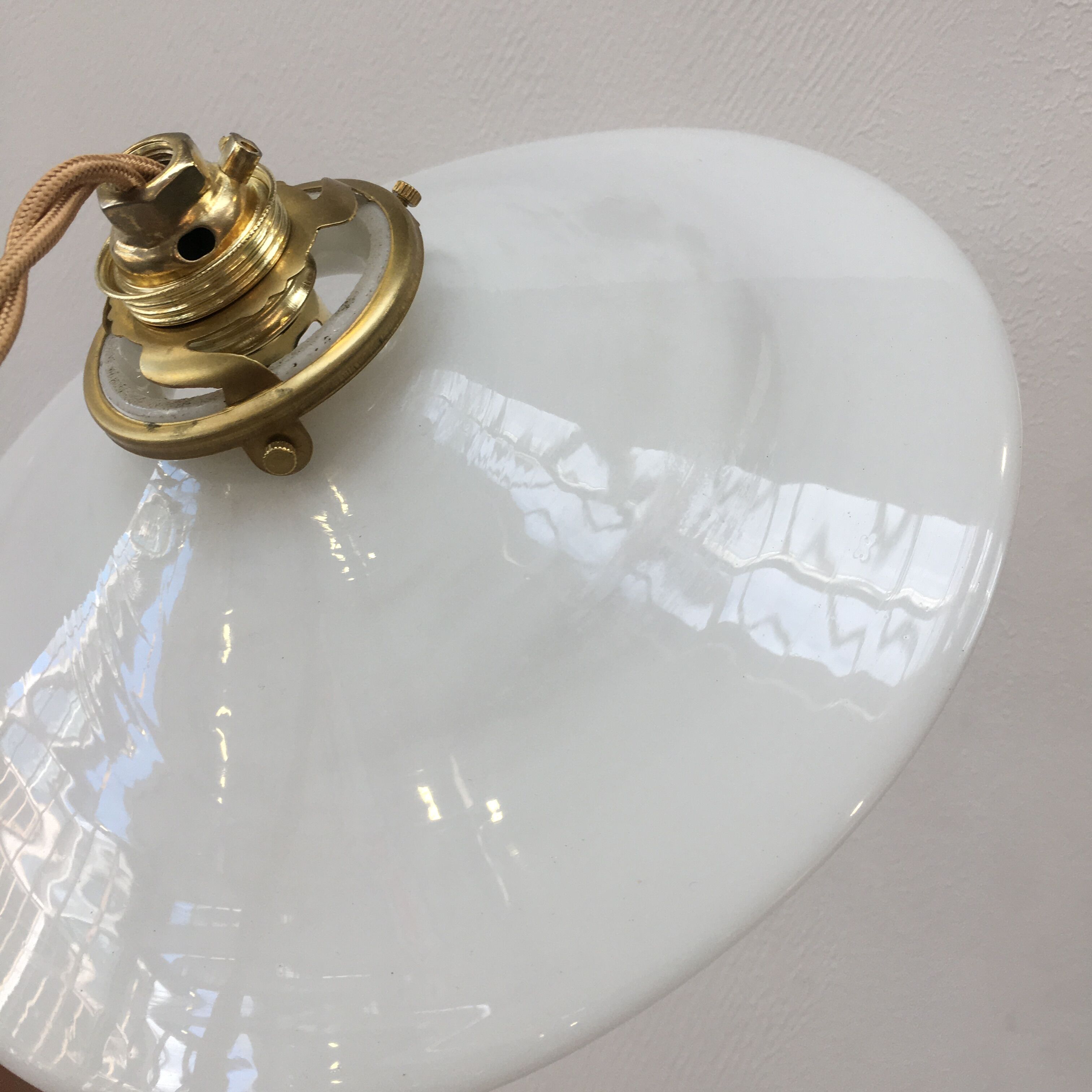 Paire de suspensions en opaline blanche