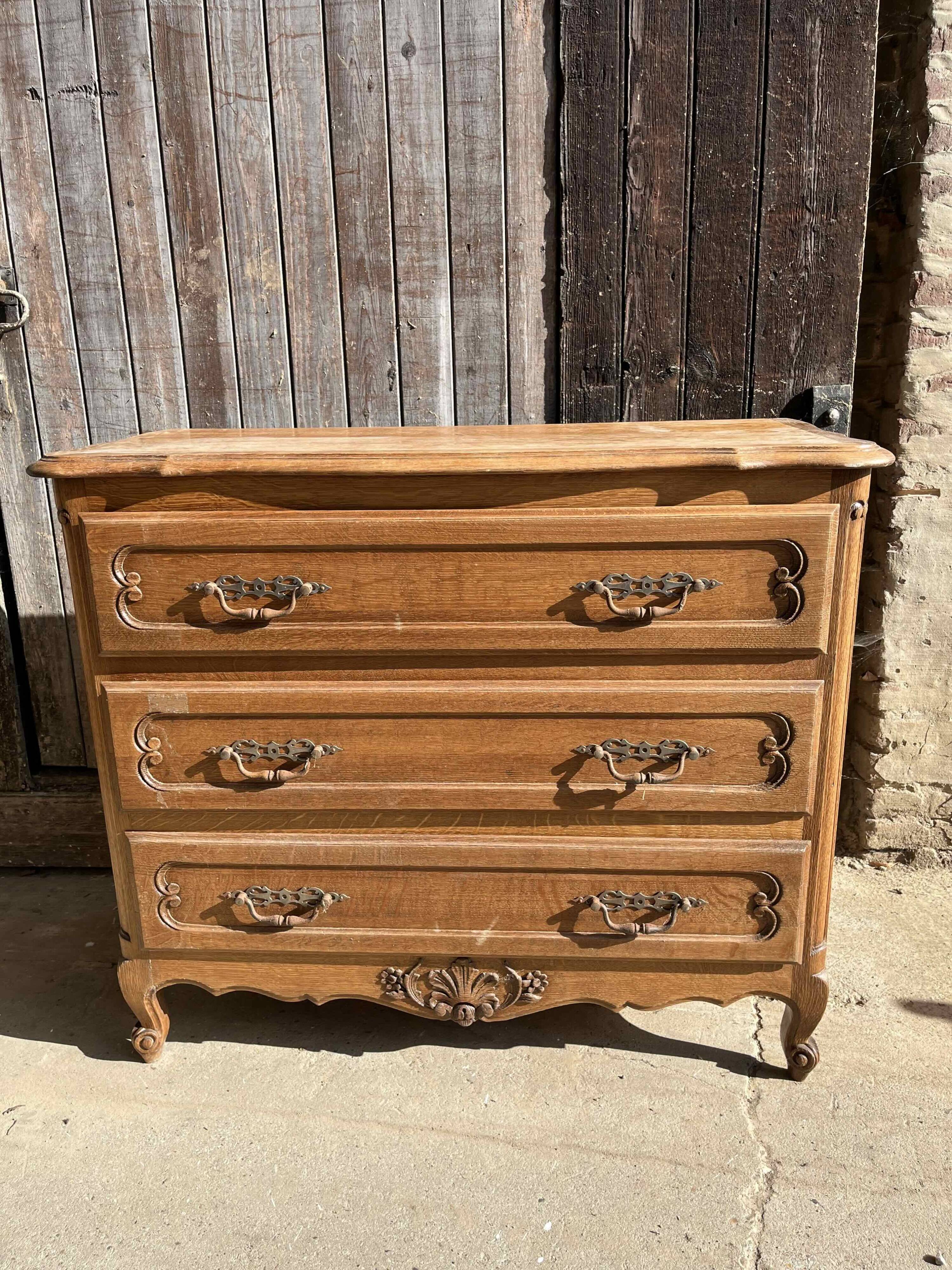 SOLID OAK CHEST OF DRAWERS