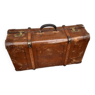 Old suitcase trunk from the 1940s