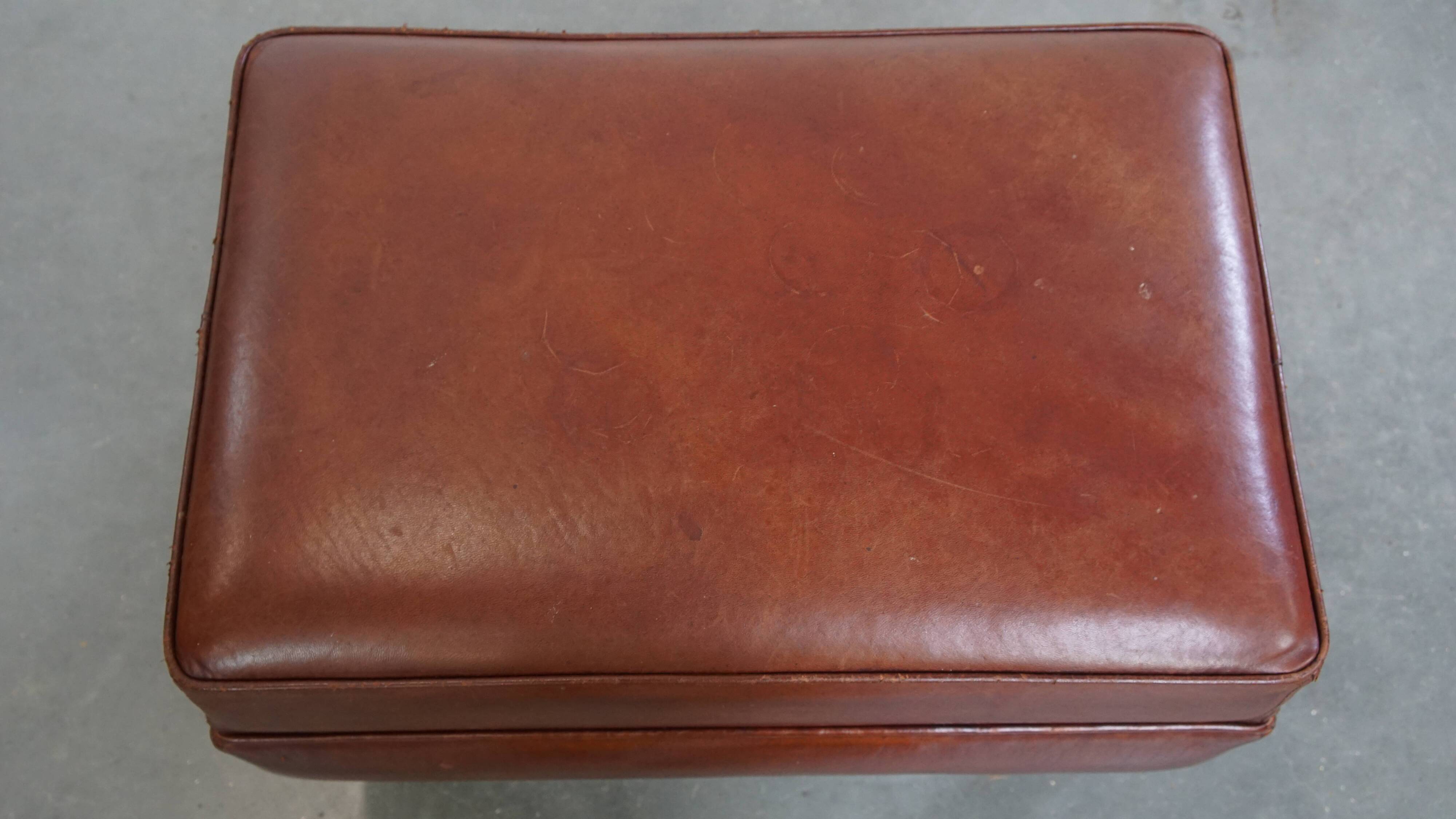 Pouf en cuir de mouton couleur cognac