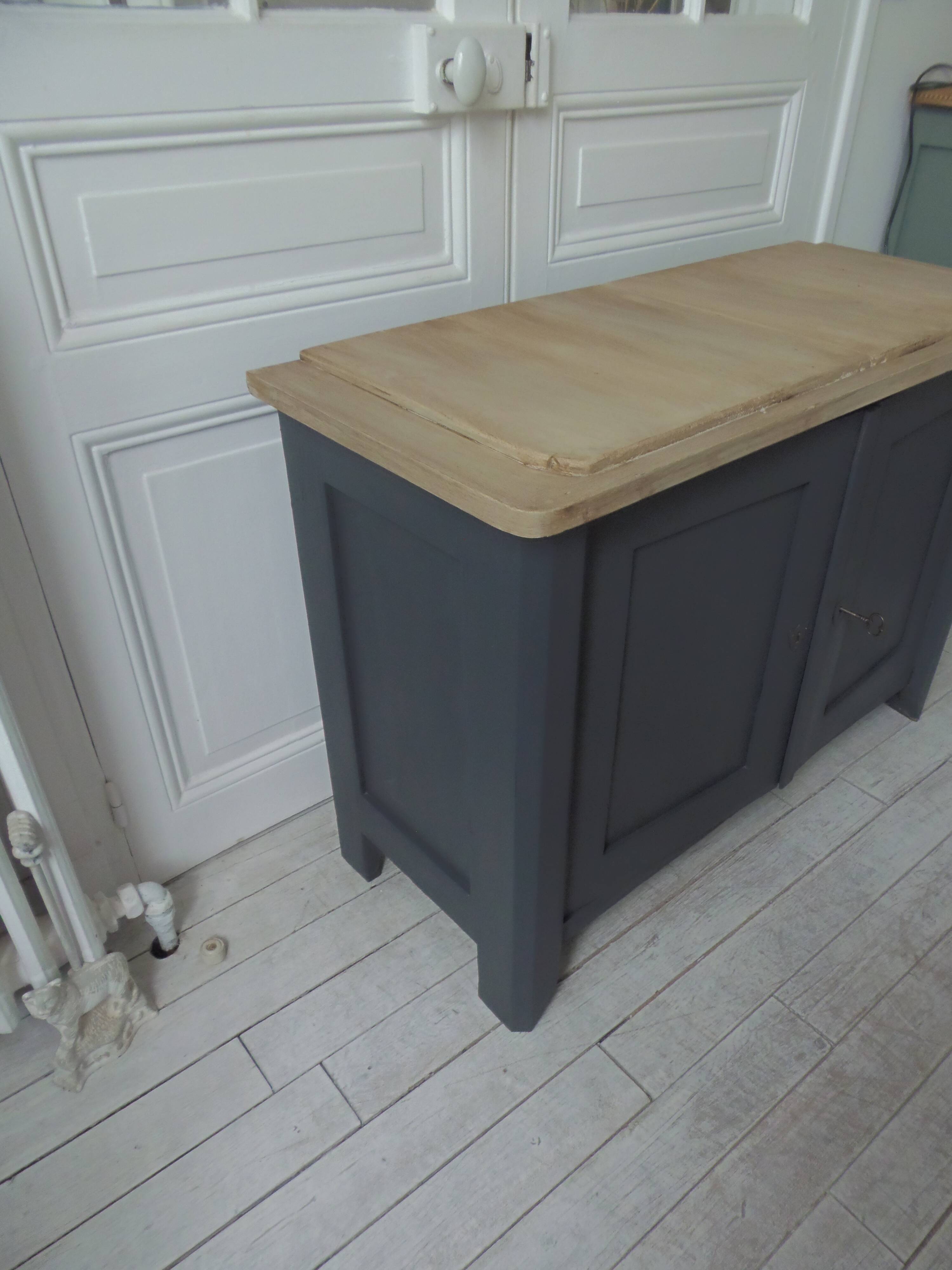 Small low Parisian sideboard re-enchanted in slate gray, medium oak waxed top.