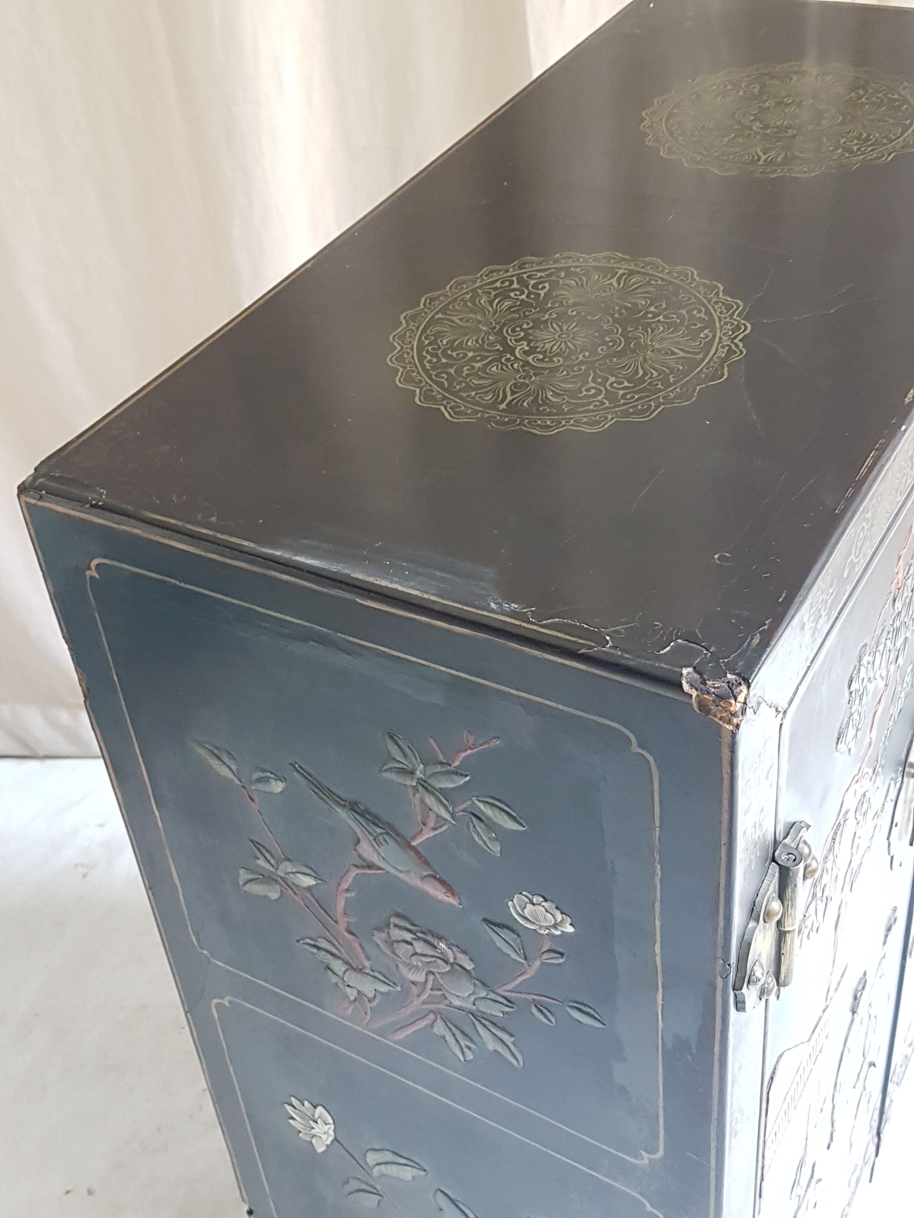 Chinese Bahut in 2-door laque