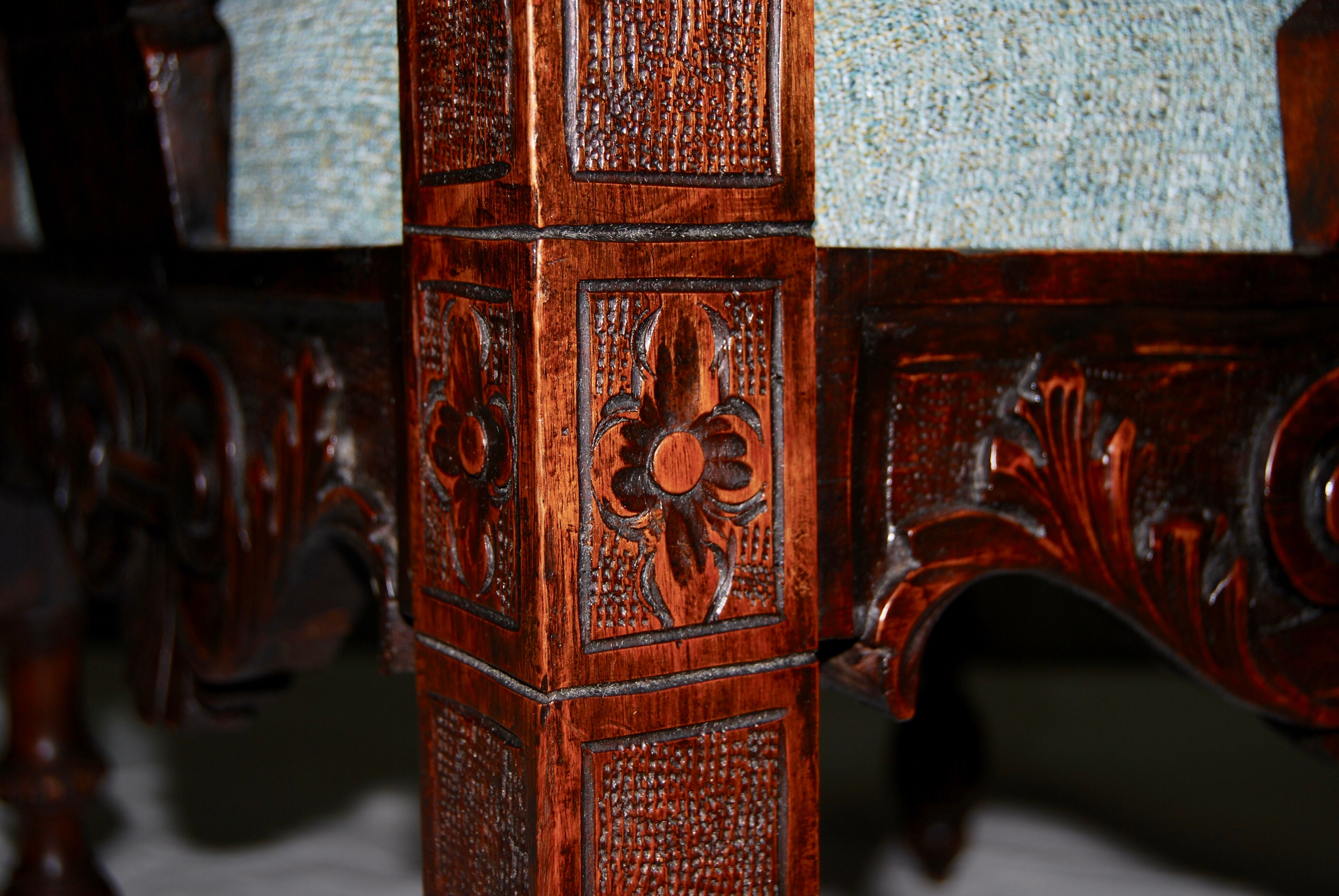 Fauteuil d'angle néo-renaissance en noyer sculpté