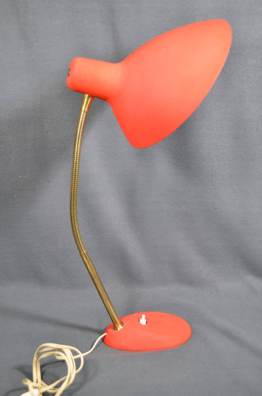 Jean Boris LACROIX (1902-1984), Desk lamp in red lacquered sheet metal, profiled diffuser