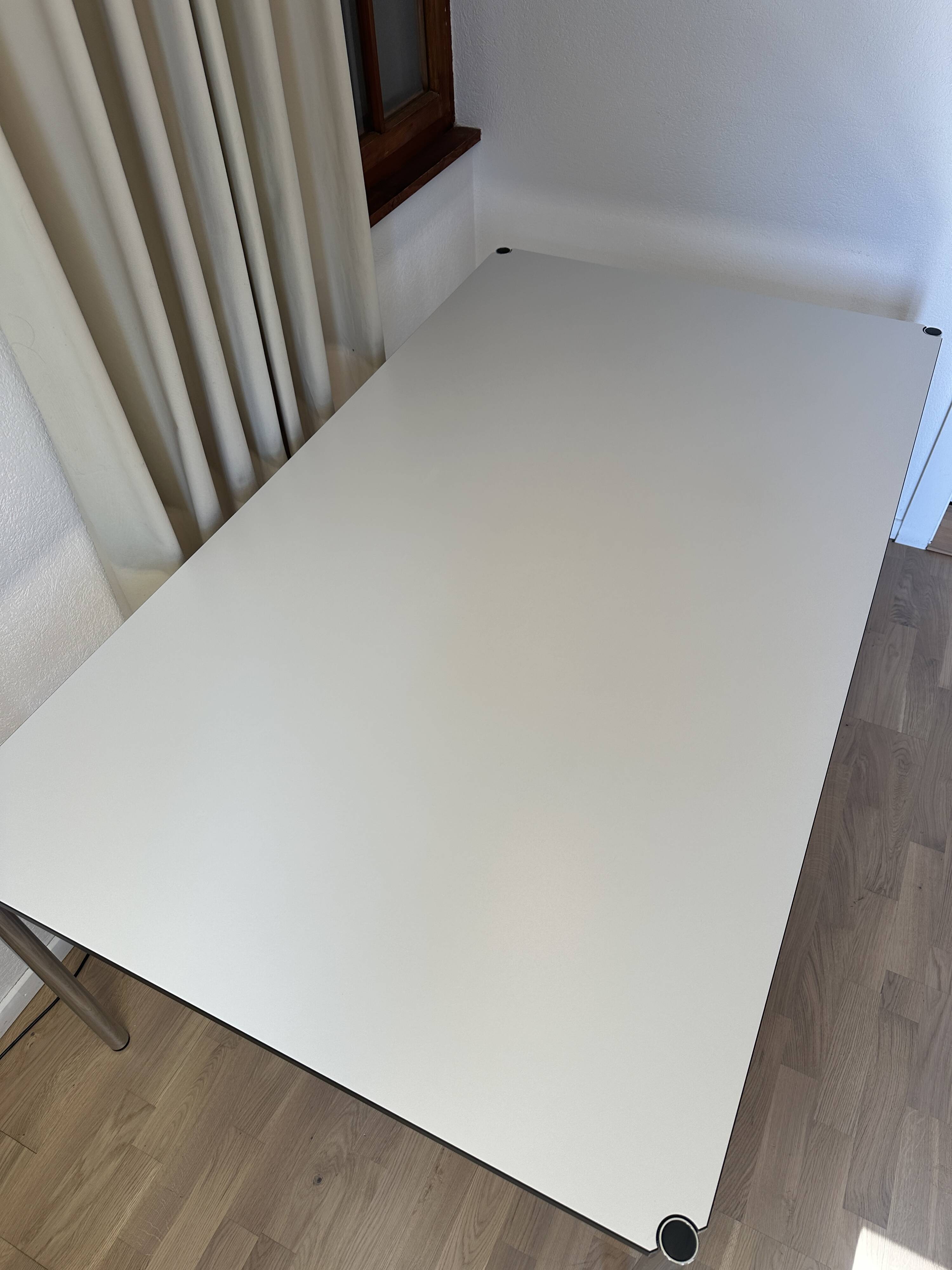 Bureau USM Haller en stratifié gris perle