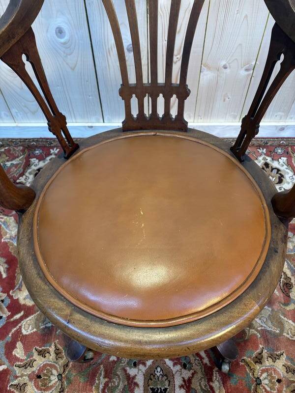 Swivel office chair