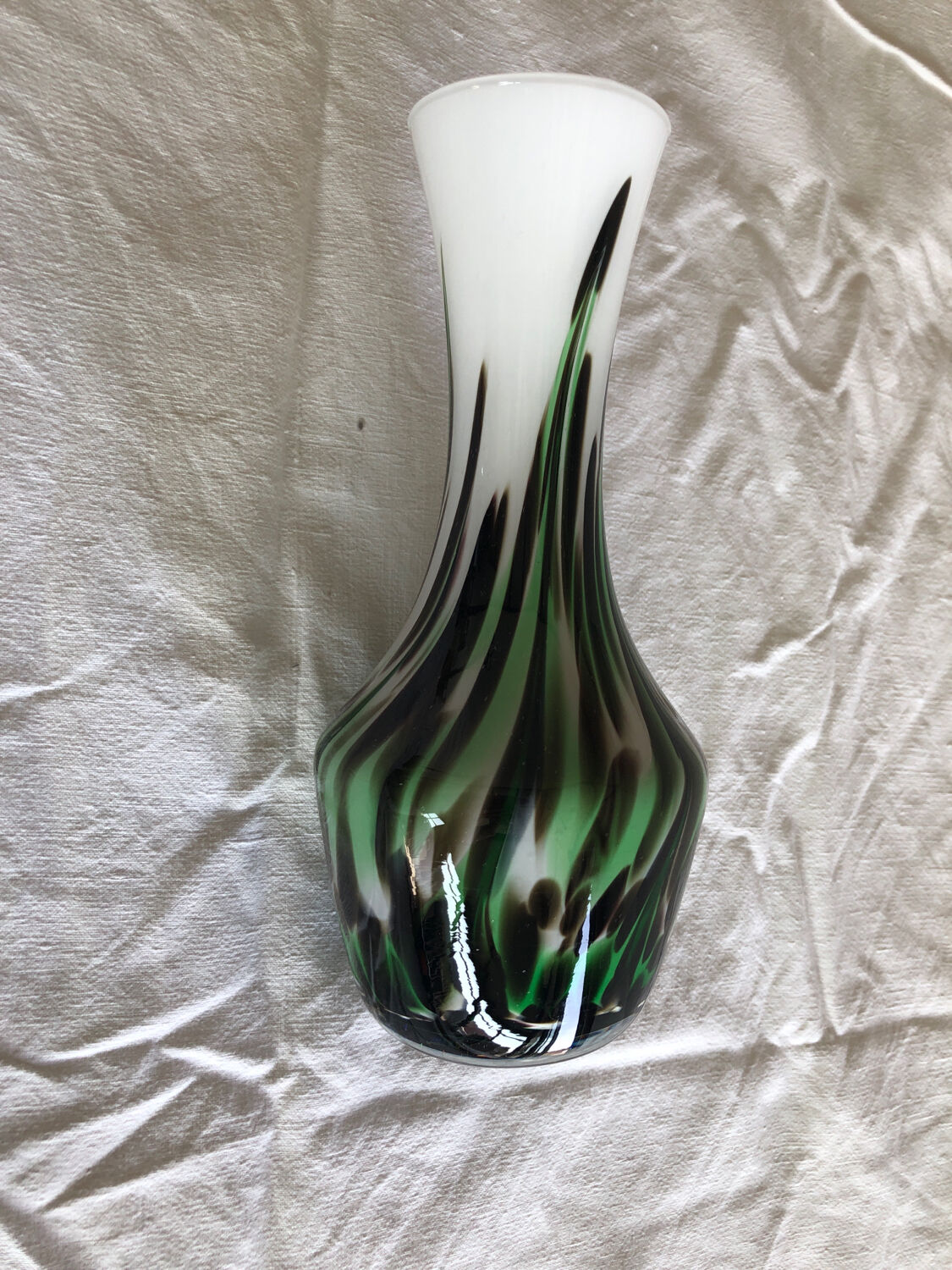 Vase vert et boanc en opaline de Florence annee 70