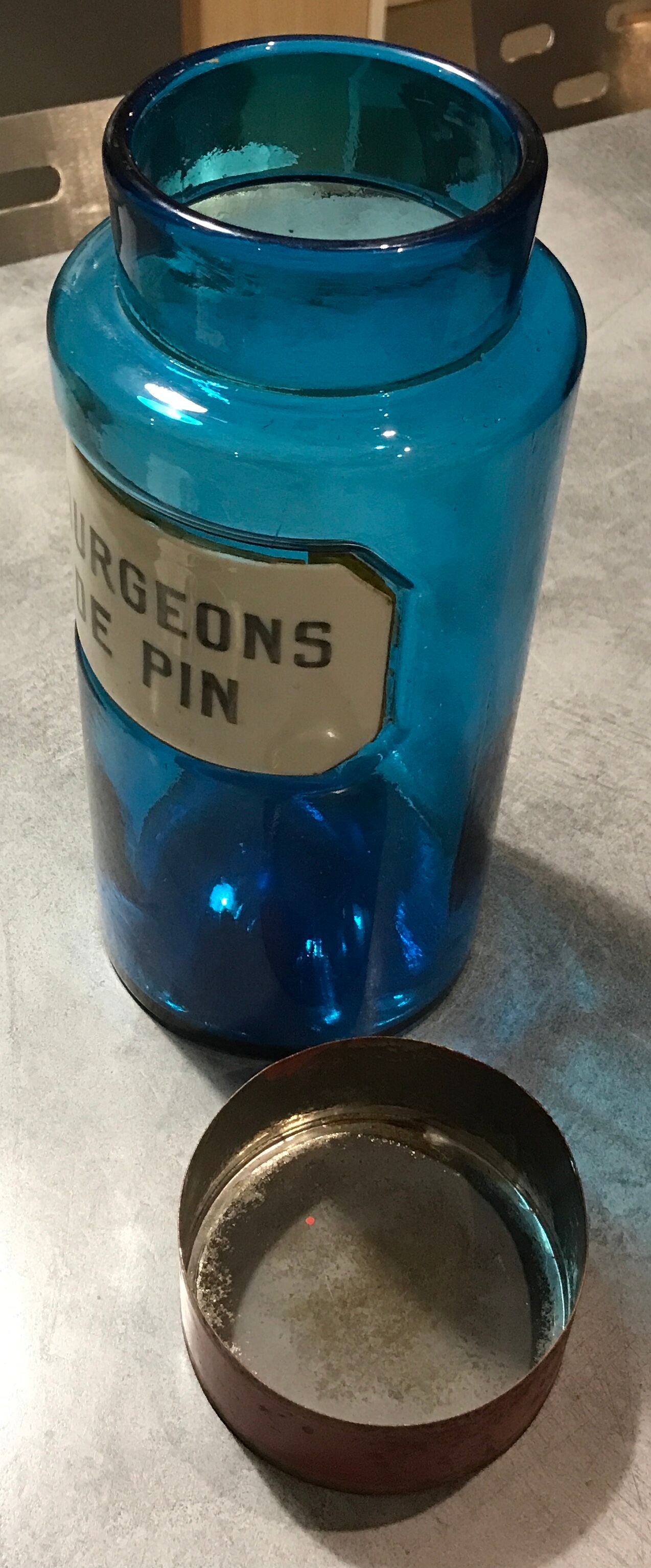 Flacon bocal de pharmacie apothicaire en verre bleu, plaque bourgeons de pin, 26,5 cm
