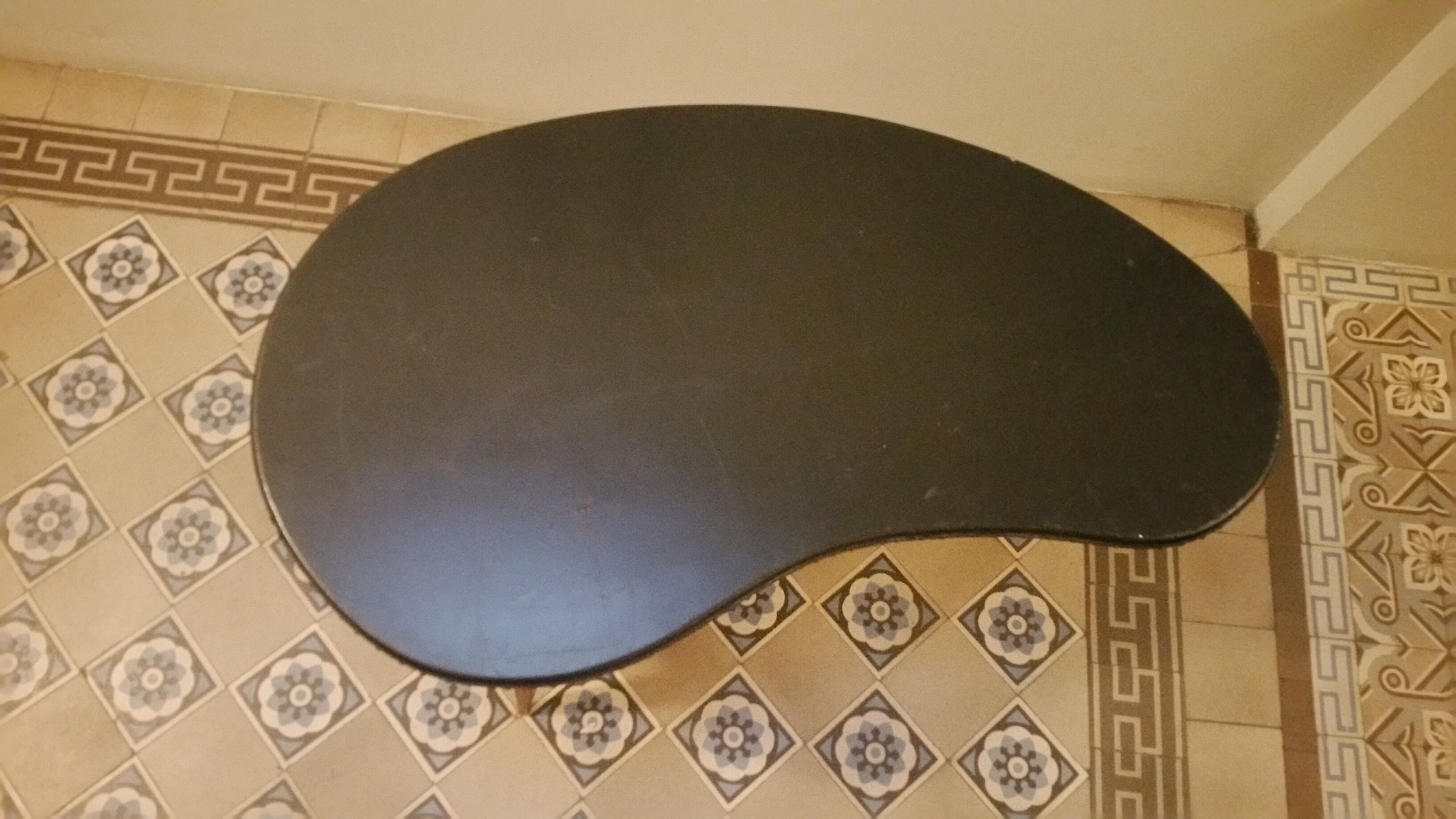 Table low tripod 50/60s black Skai kidney shape