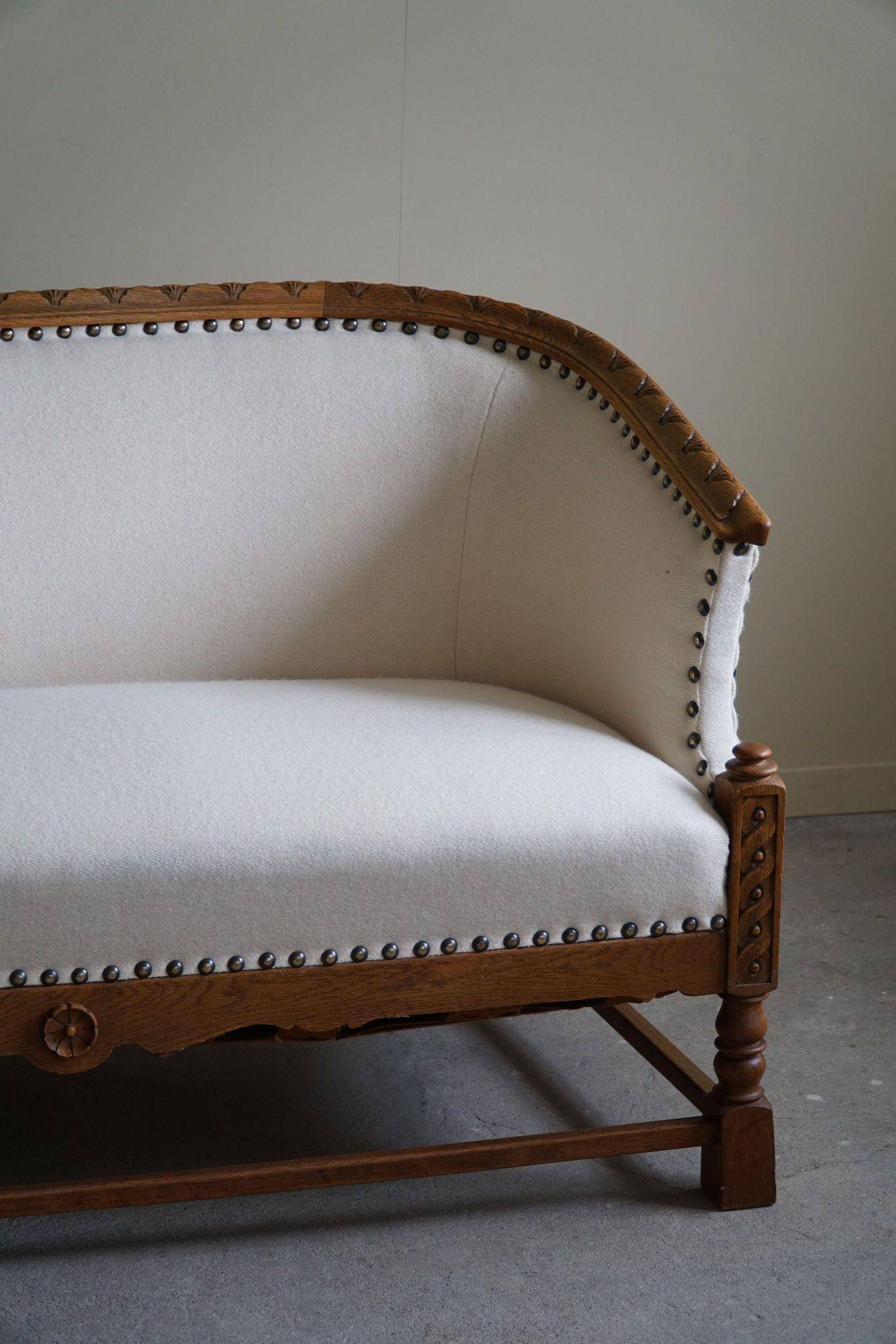 Sculptural 2-seater canapé in oak and wool, Danish "Skønvirke" style, 1920s.