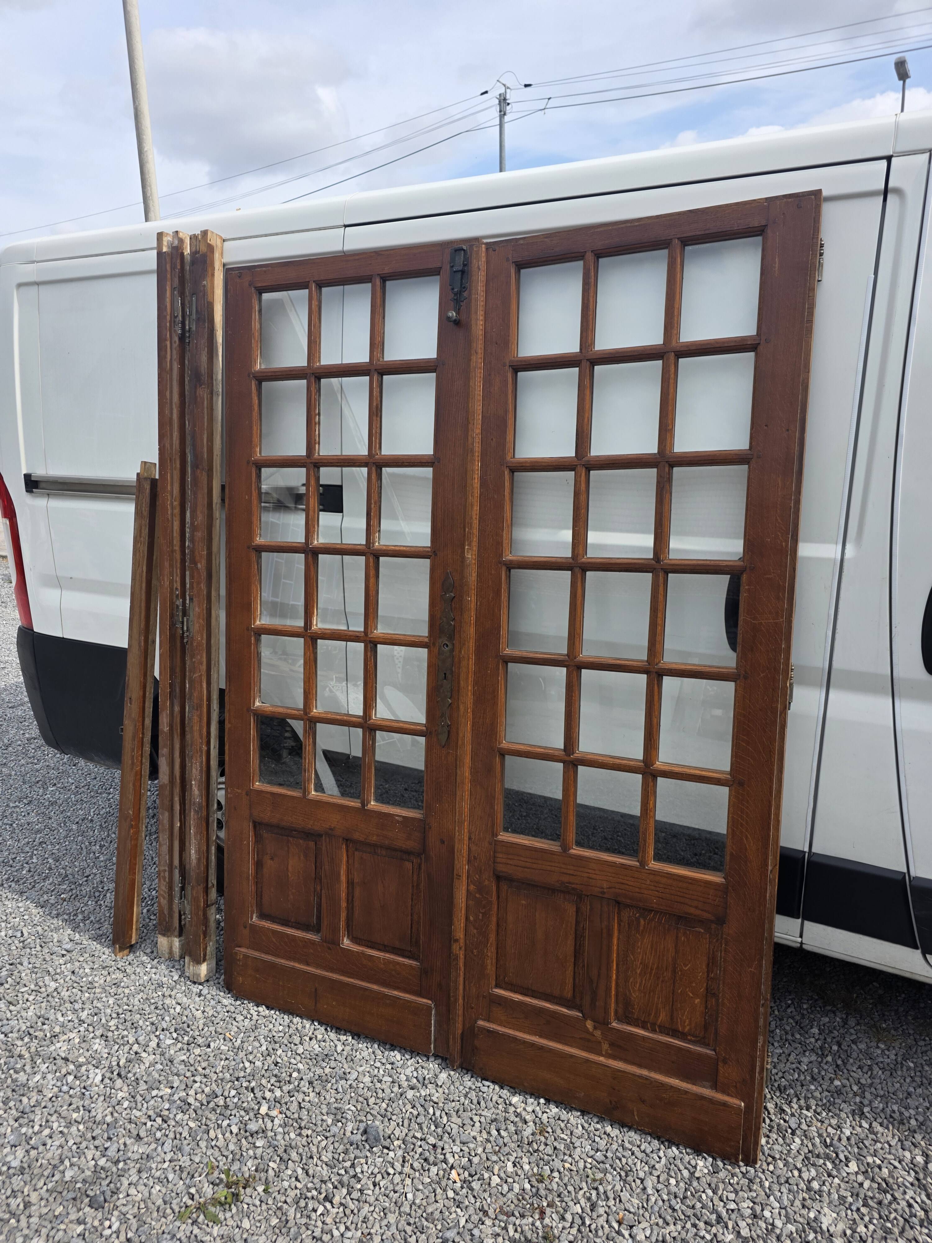 Paire de portes de séparation en chêne petits carreaux XXe