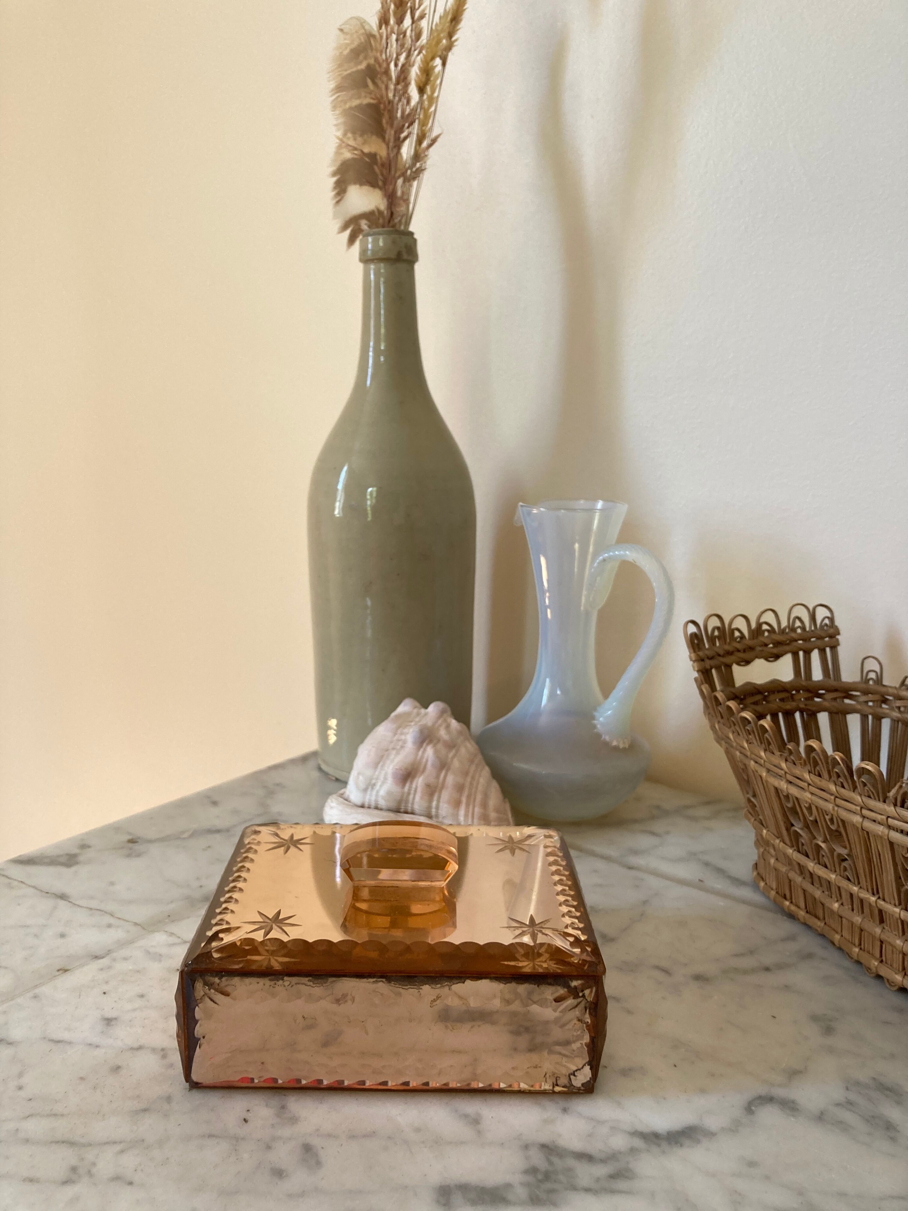 Boîte à bijoux en miroir rose ciselé