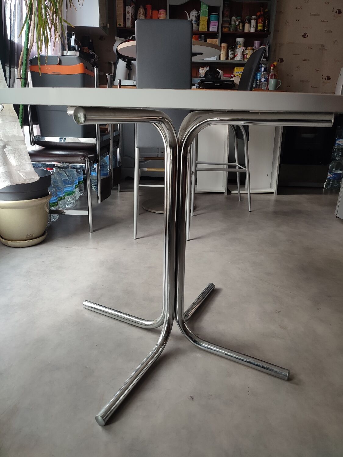 Vintage round table chrome legs