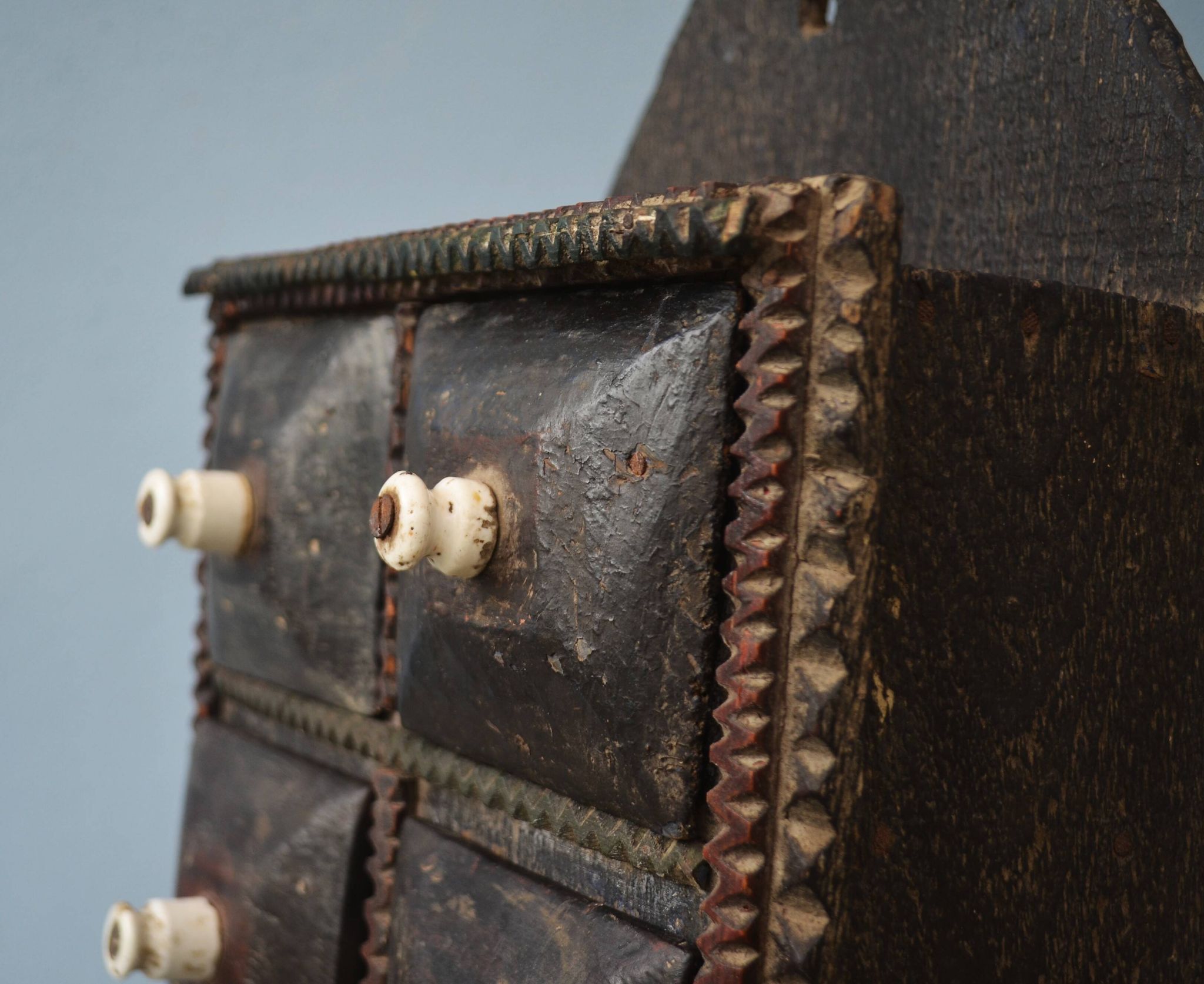 Armoire à épices d'apothicaire de cuisine en bois sculpté primitif