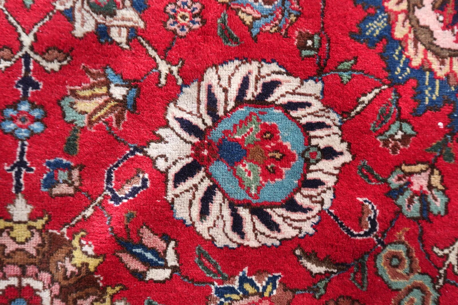 Tapis en laine Tabriz antique, motif floral Shah Abbasi sur tout le tapis, champ cramoisi, vers 1920 — 303 × 403 cm — 1C1278