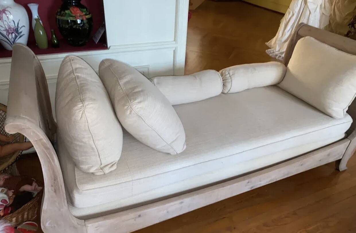 magnificent daybed / sofa bed with cushions, ideal for a bedroom,