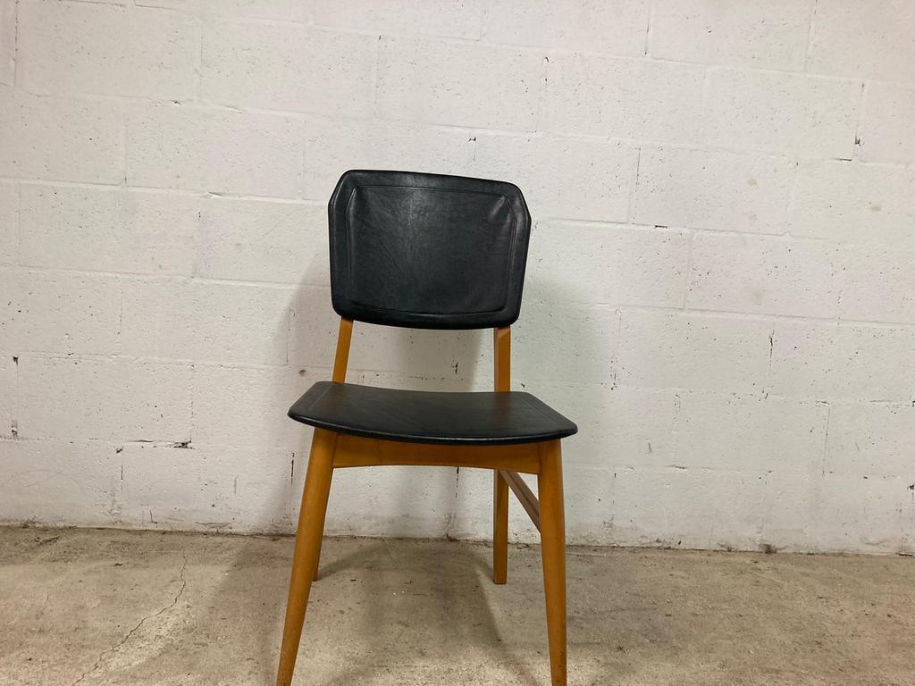 Chaise vintage : bois et cuir skai noir