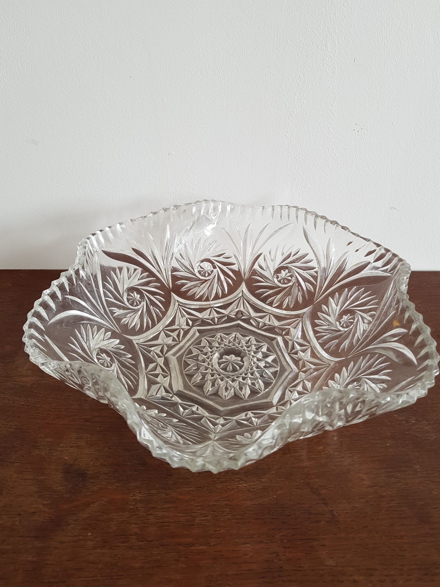 Flat bowl in chiseled glass