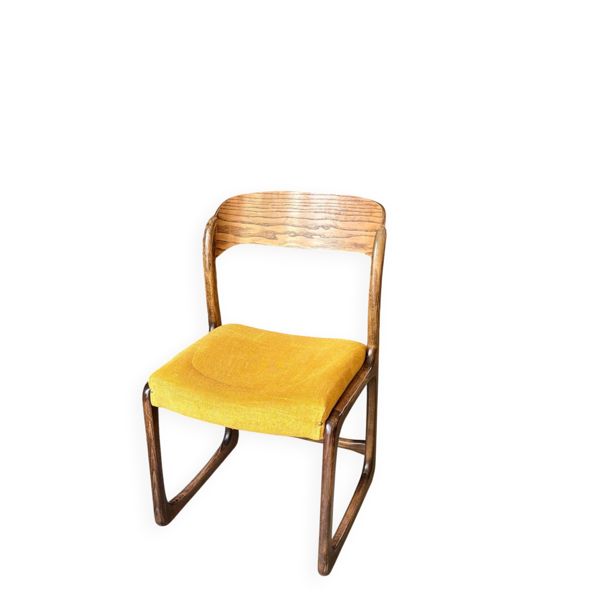 Chaise Baumann modèle "Traîneau" en bois foncé et coton ocre