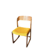 Chaise Baumann modèle "Traîneau" en bois foncé et coton ocre