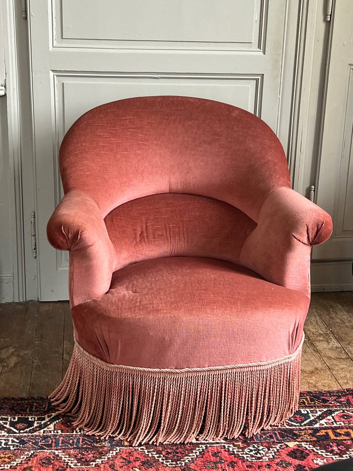 Pink velvet toad chair