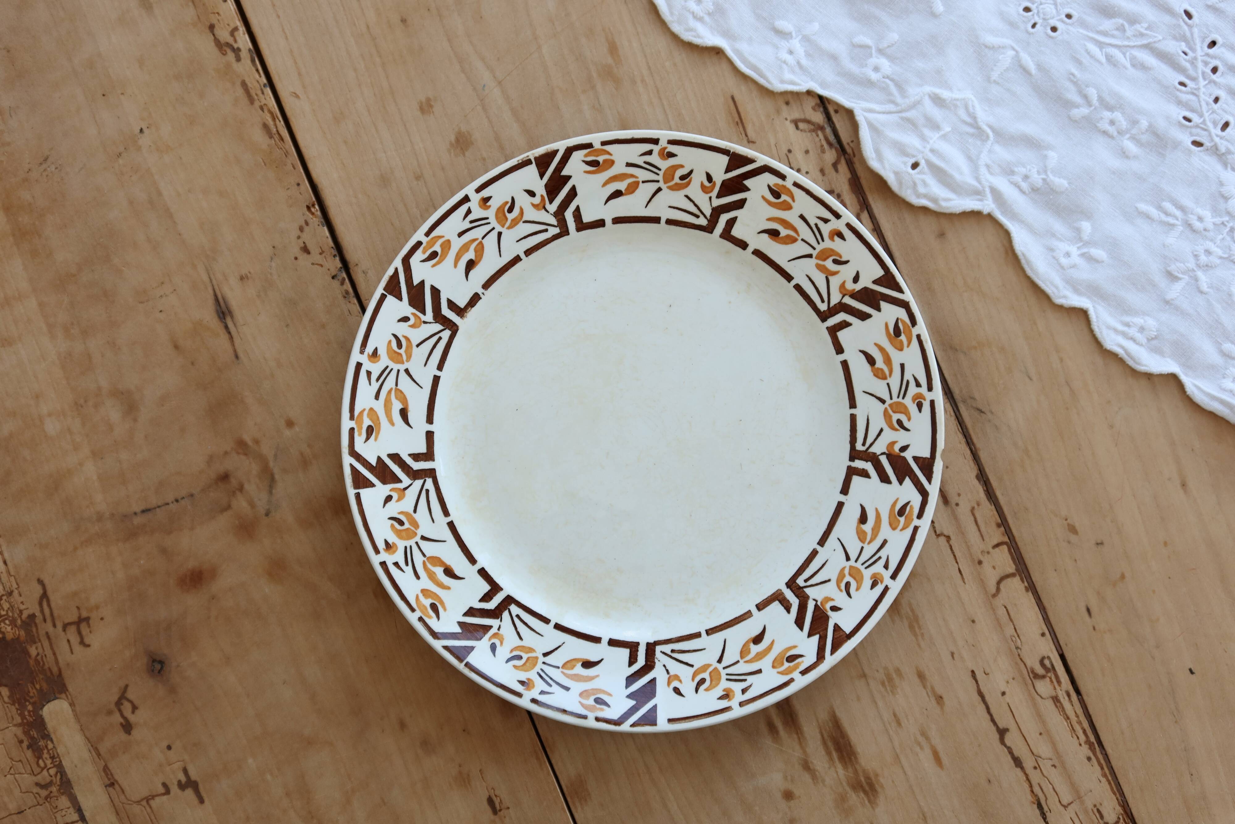 Assiette à dessert vintage terre de fer Onnaing – Décor géométrique