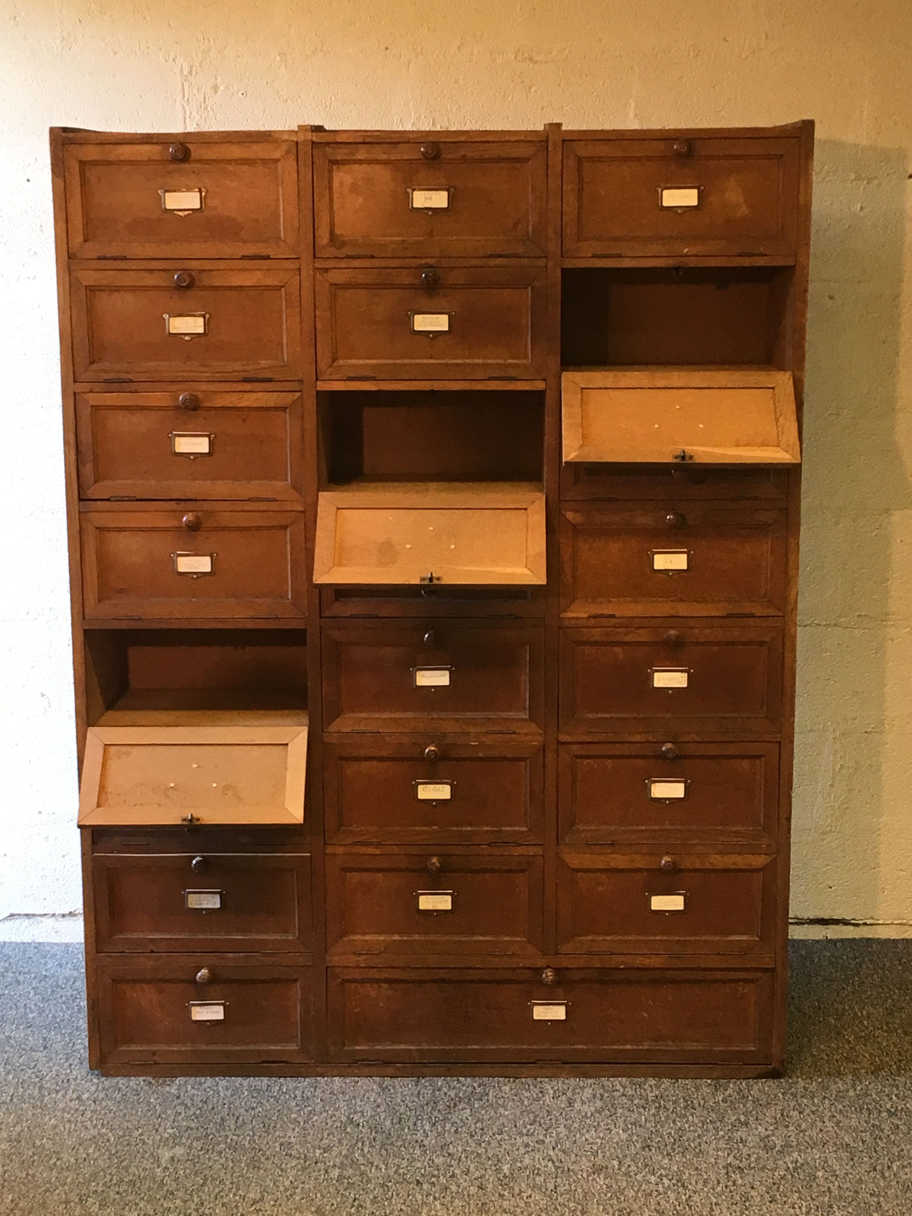 Meuble de métier ancien en bois à clapets