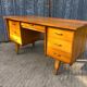 Bureau vintage à pieds compas en chêne