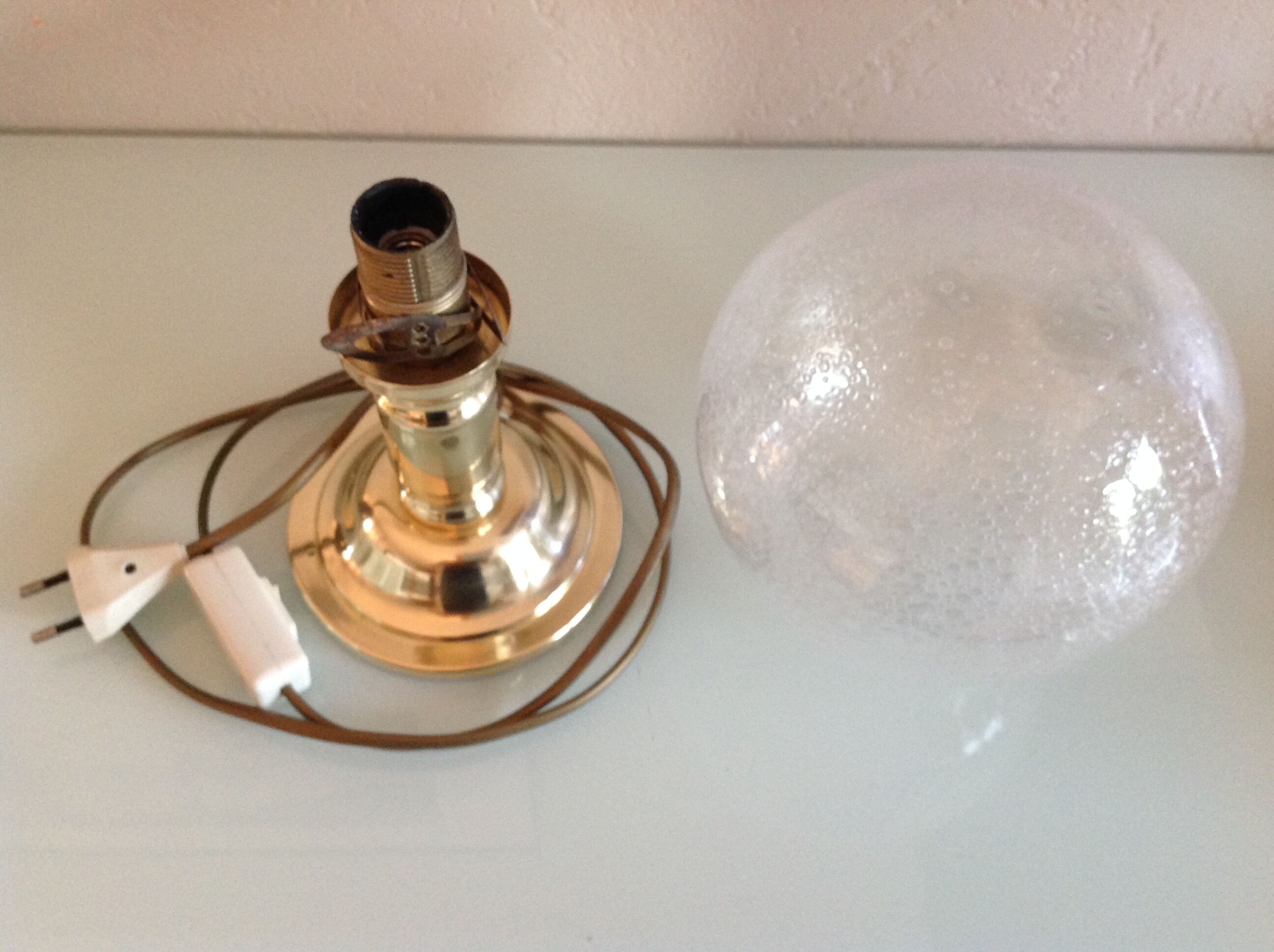 Lampe de chevet en laiton et globe en verre bullé vintage années 60-70