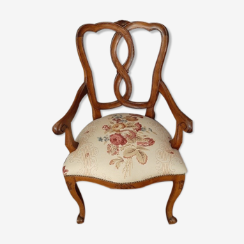 Fauteuil tapissier recouvert d'un tissu éditeur au motif floral central