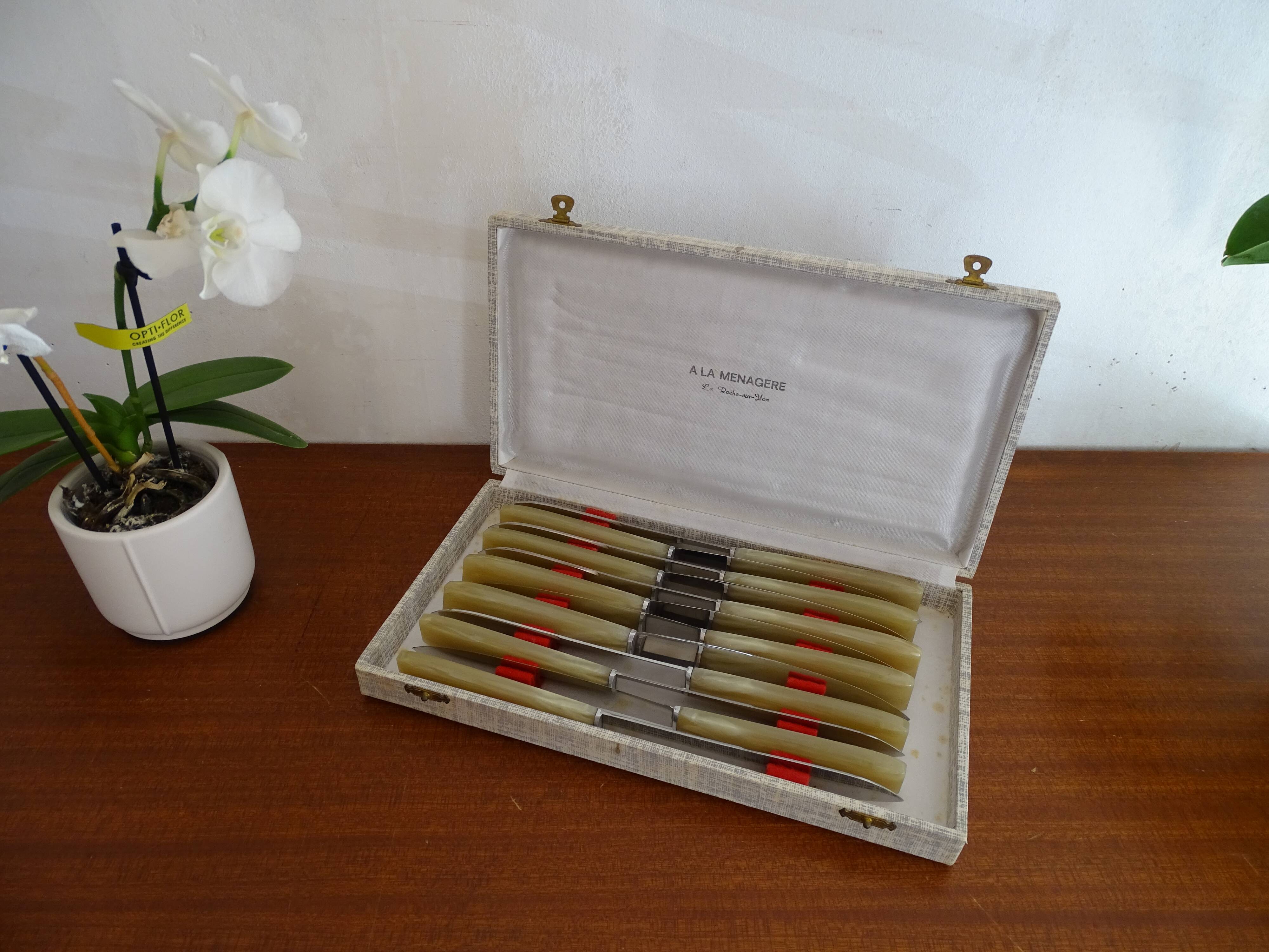 Lot 12 Art Deco style knives in case