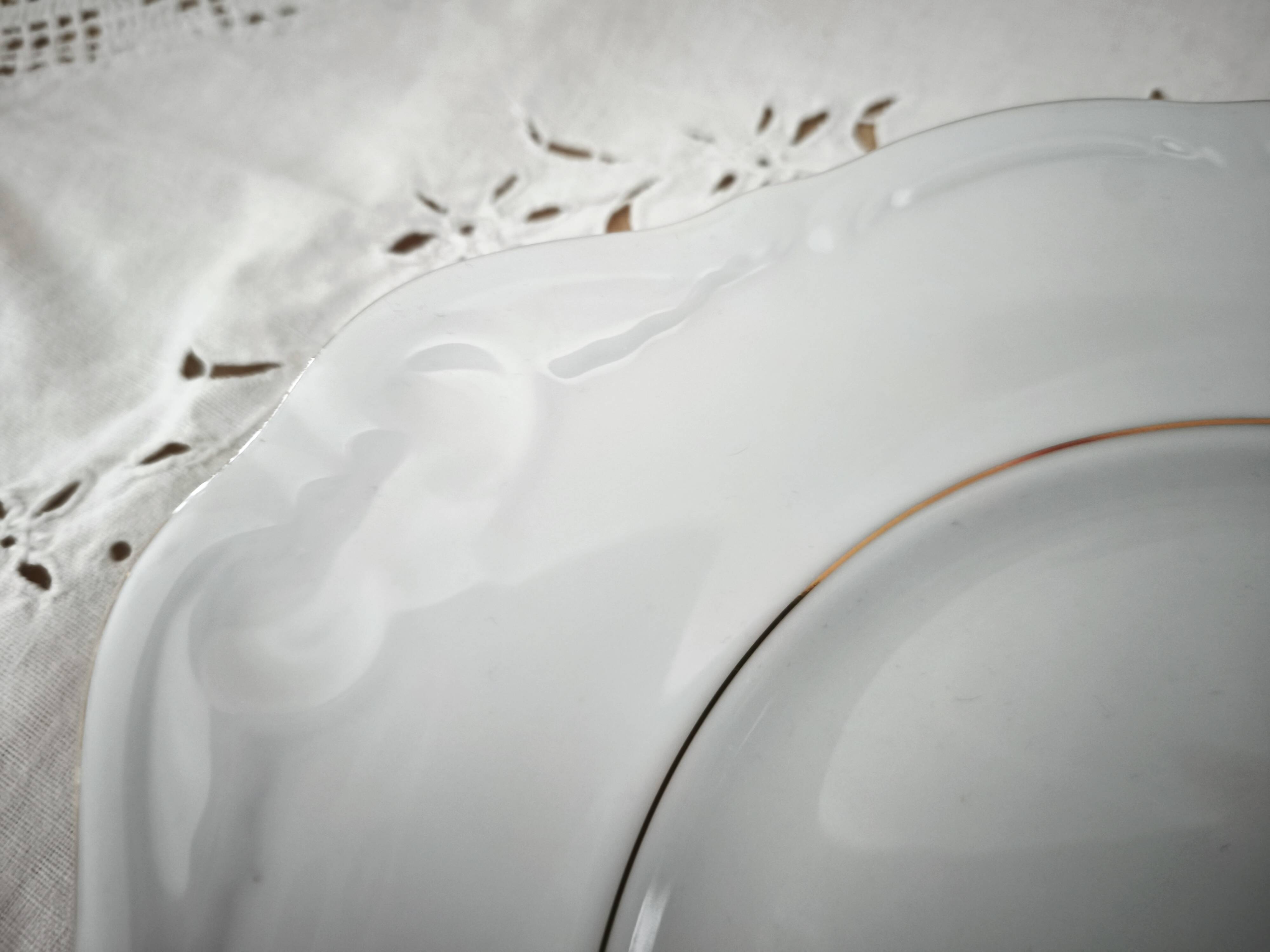 Porcelain mignardise dish with ear handles, double gold line manufacture.