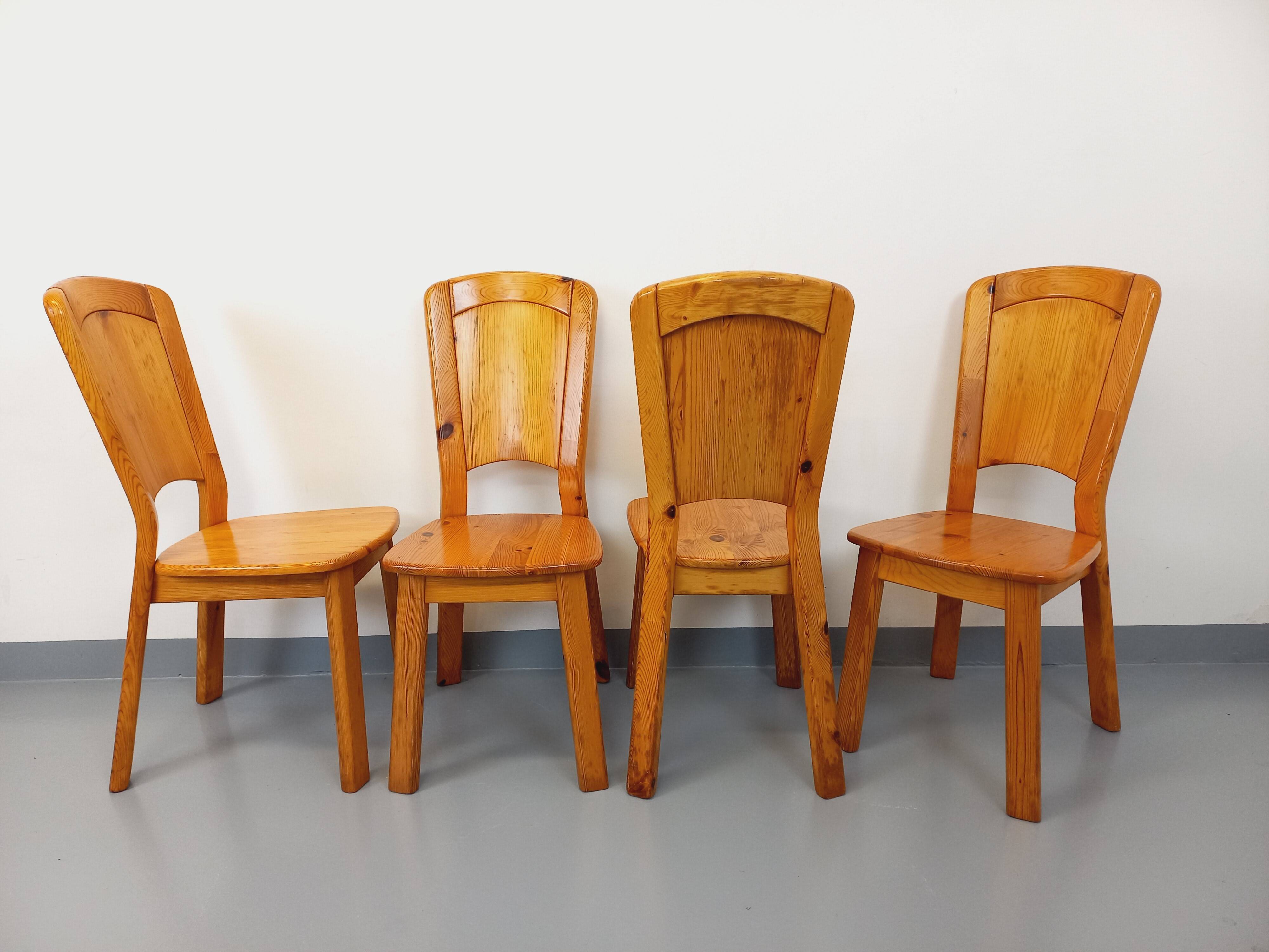 Set of 4 vintage chairs in pine from the 70s