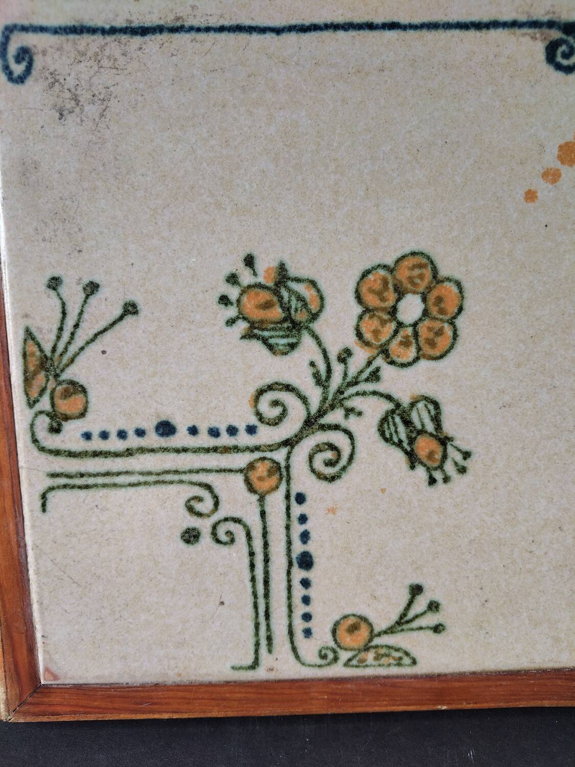 Vintage ceramic trivet – stylised floral design