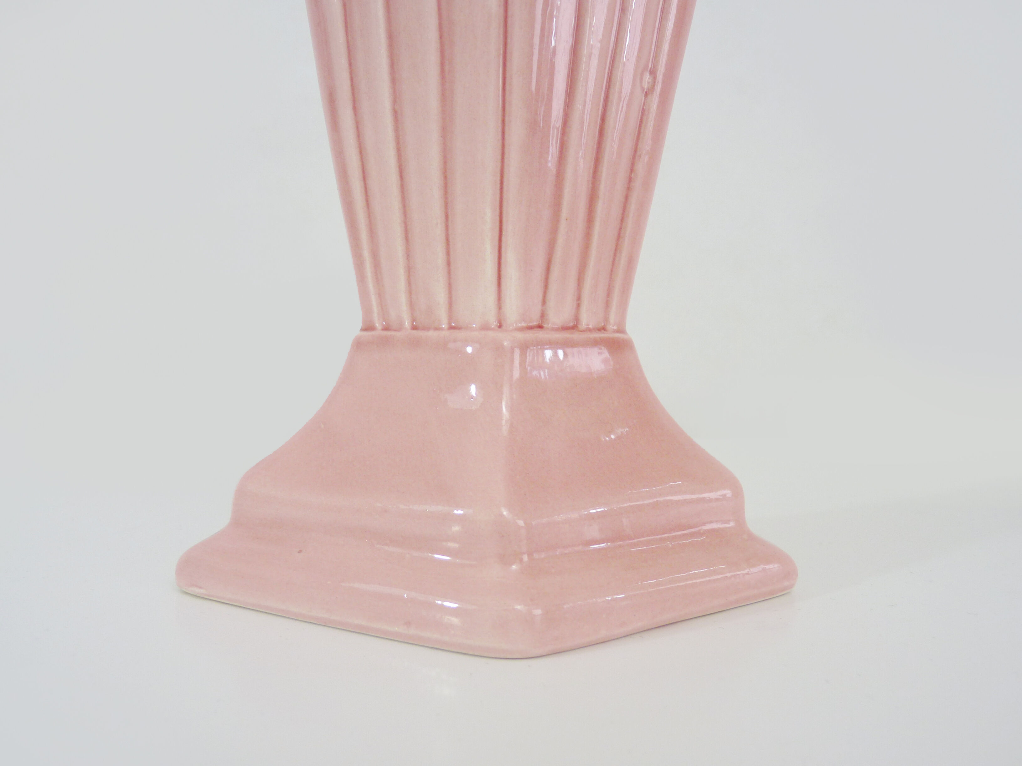Vintage shell vase in pink ceramic from the 50s