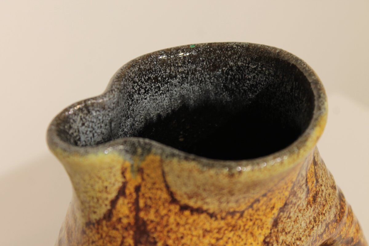 Organic-shaped pitcher - Accolay pottery