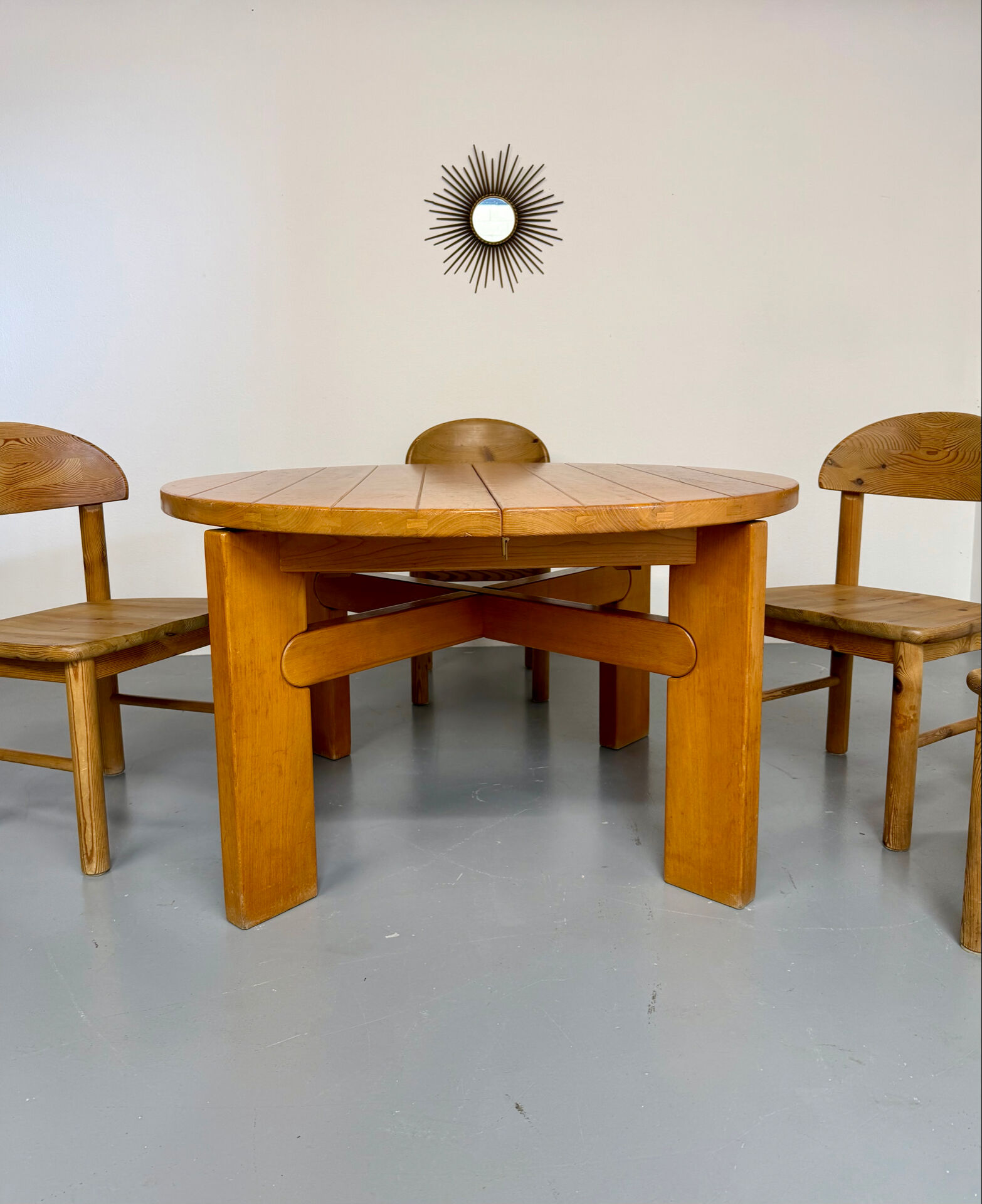 Extendable round table Maison Regain in solid elm, 1970s design.