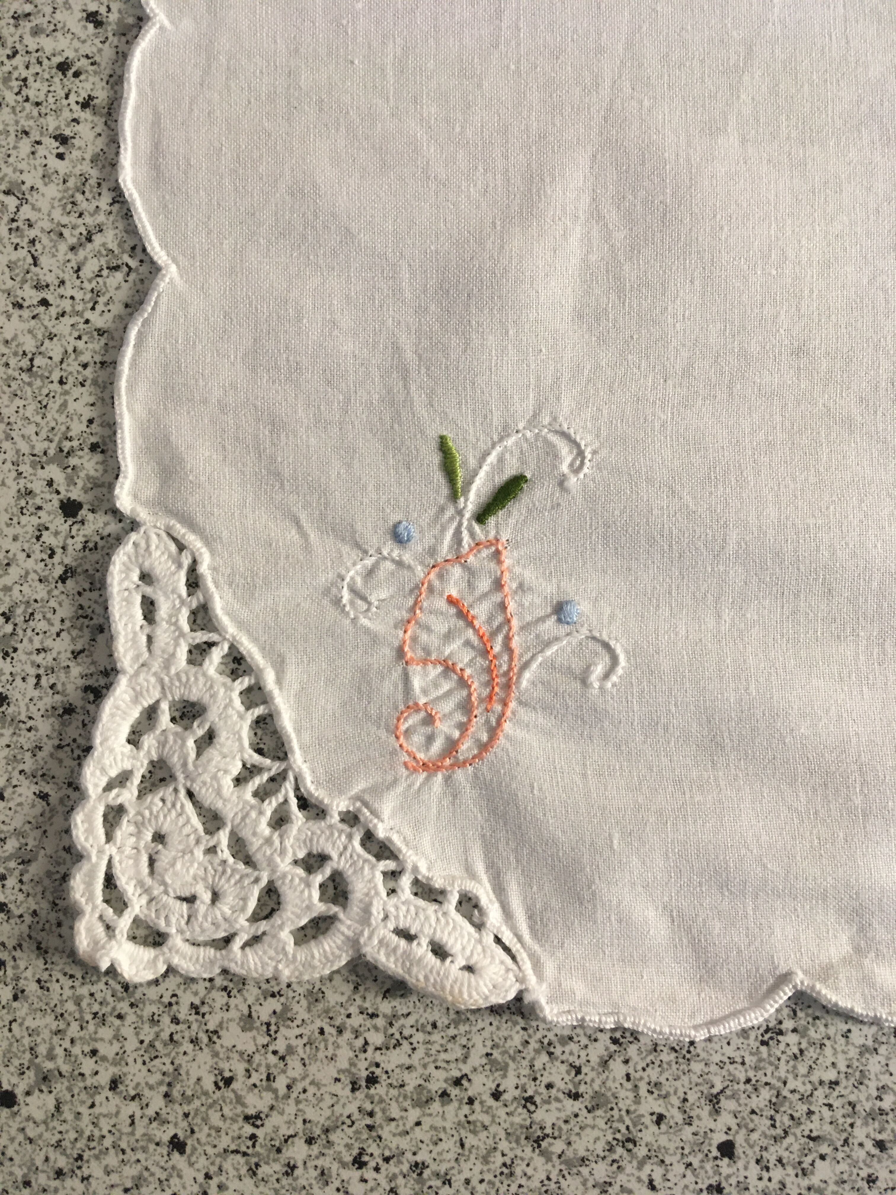 Nappe 160 x 260 ajourée brodée et 12 serviettes