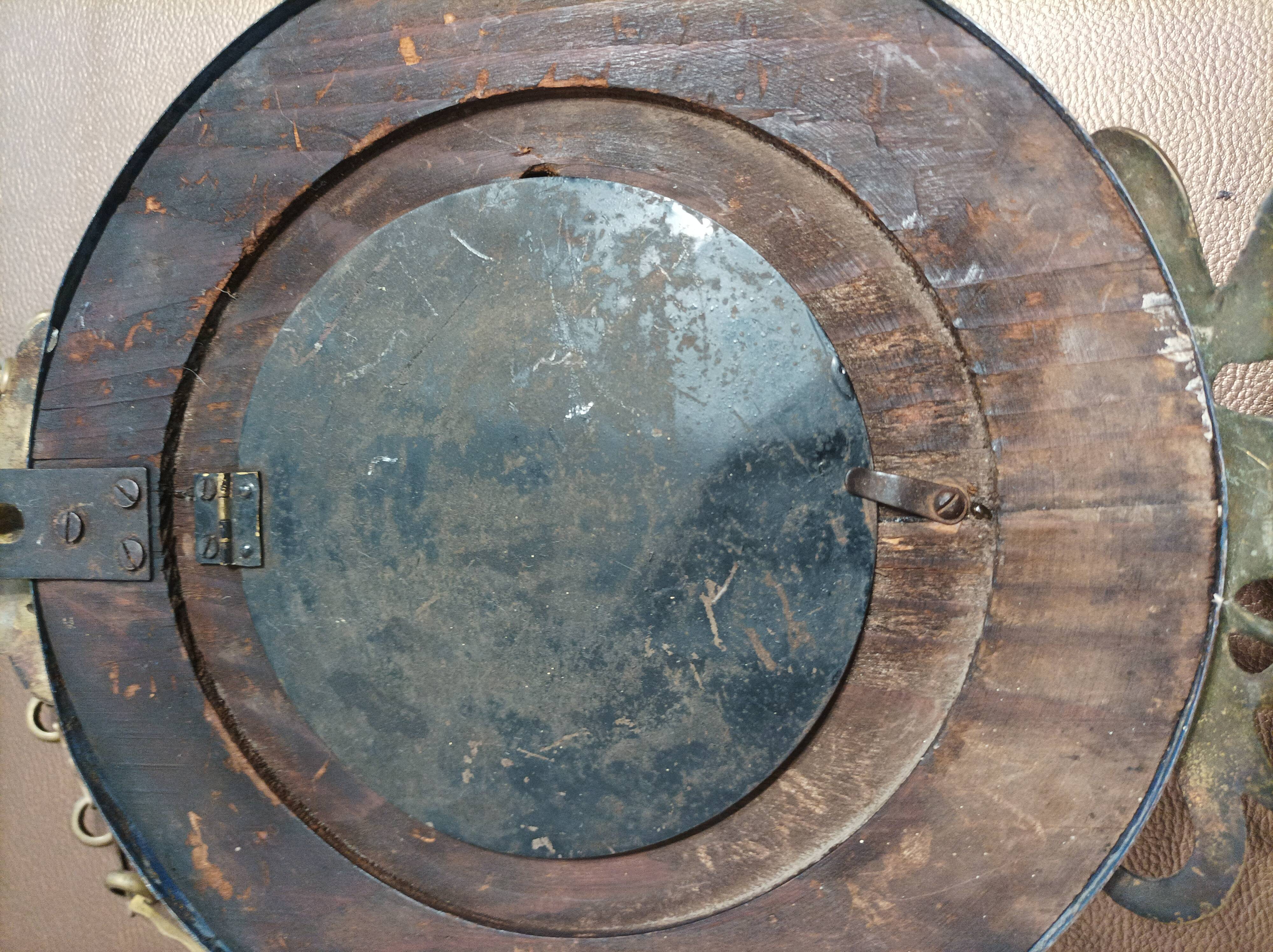 Wall clock in glazed earthenware decoration and brass chain empire style