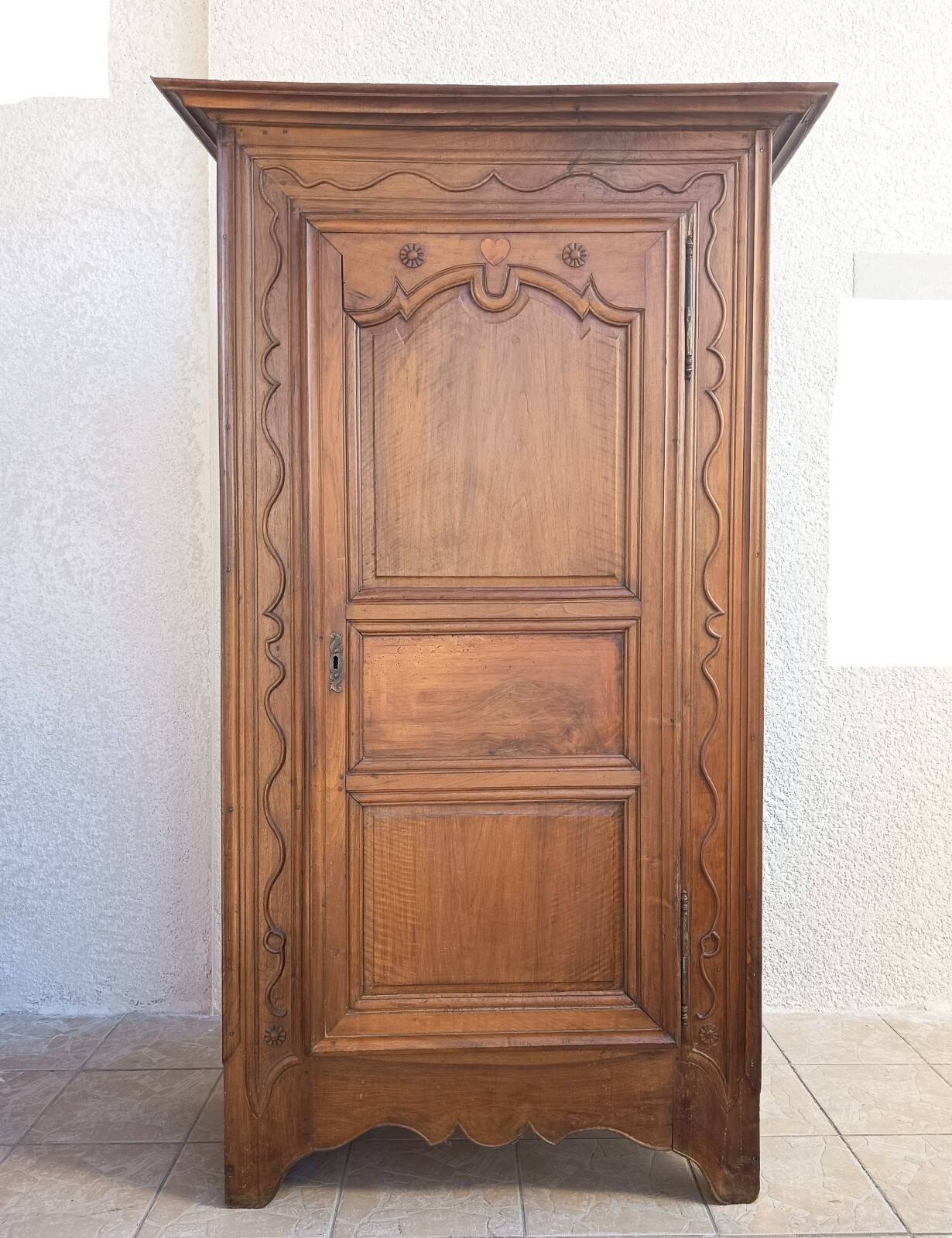 Louis XIV bonnetière in walnut, 18th century.